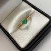 Anillo solitario corazon central esmeralda 0.35qt Oro amarillo / Talla 7 / 1,35 Gr