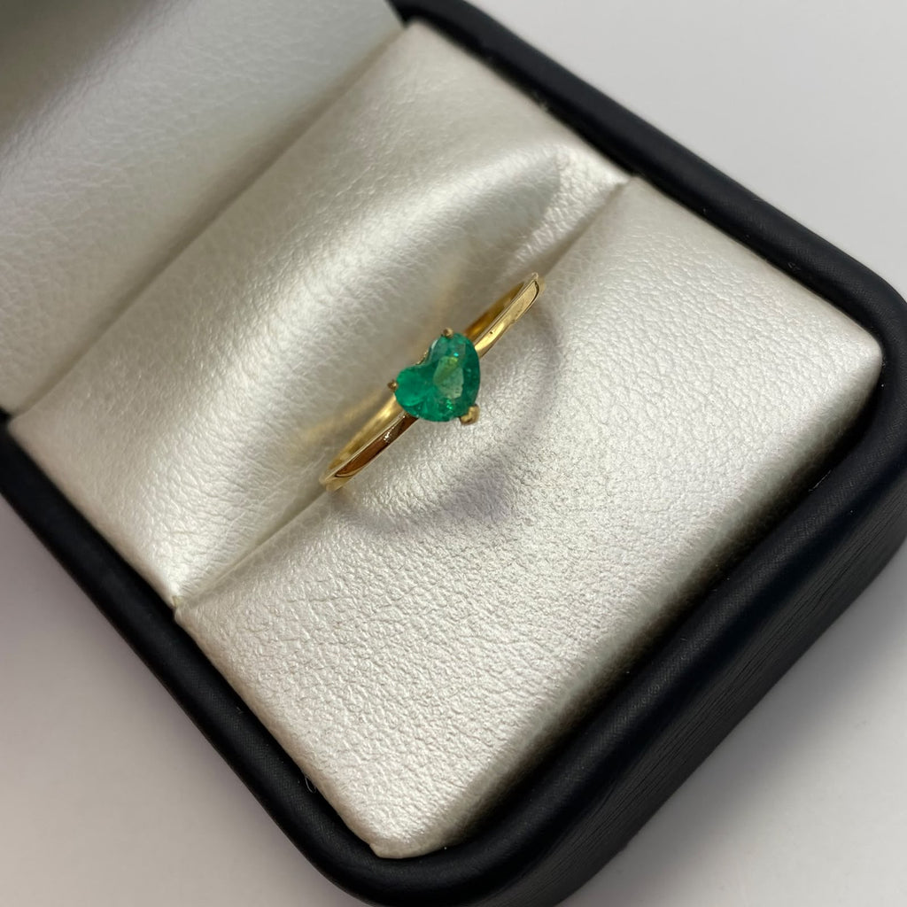 Anillo solitario corazon central esmeralda 0.35qt Oro amarillo / Talla 7 / 1,35 Gr