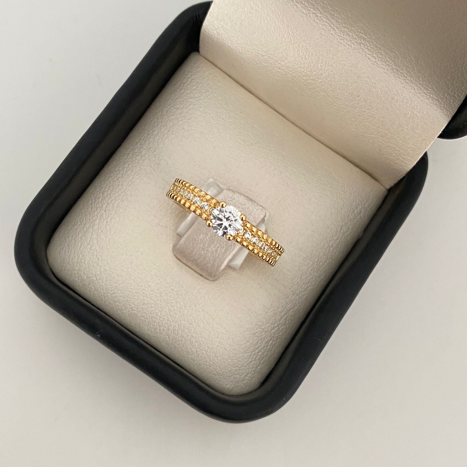 Anillo solitario borde punteado casting blanco Oro amarillo 18k / Talla 7 / 3,65 Gr