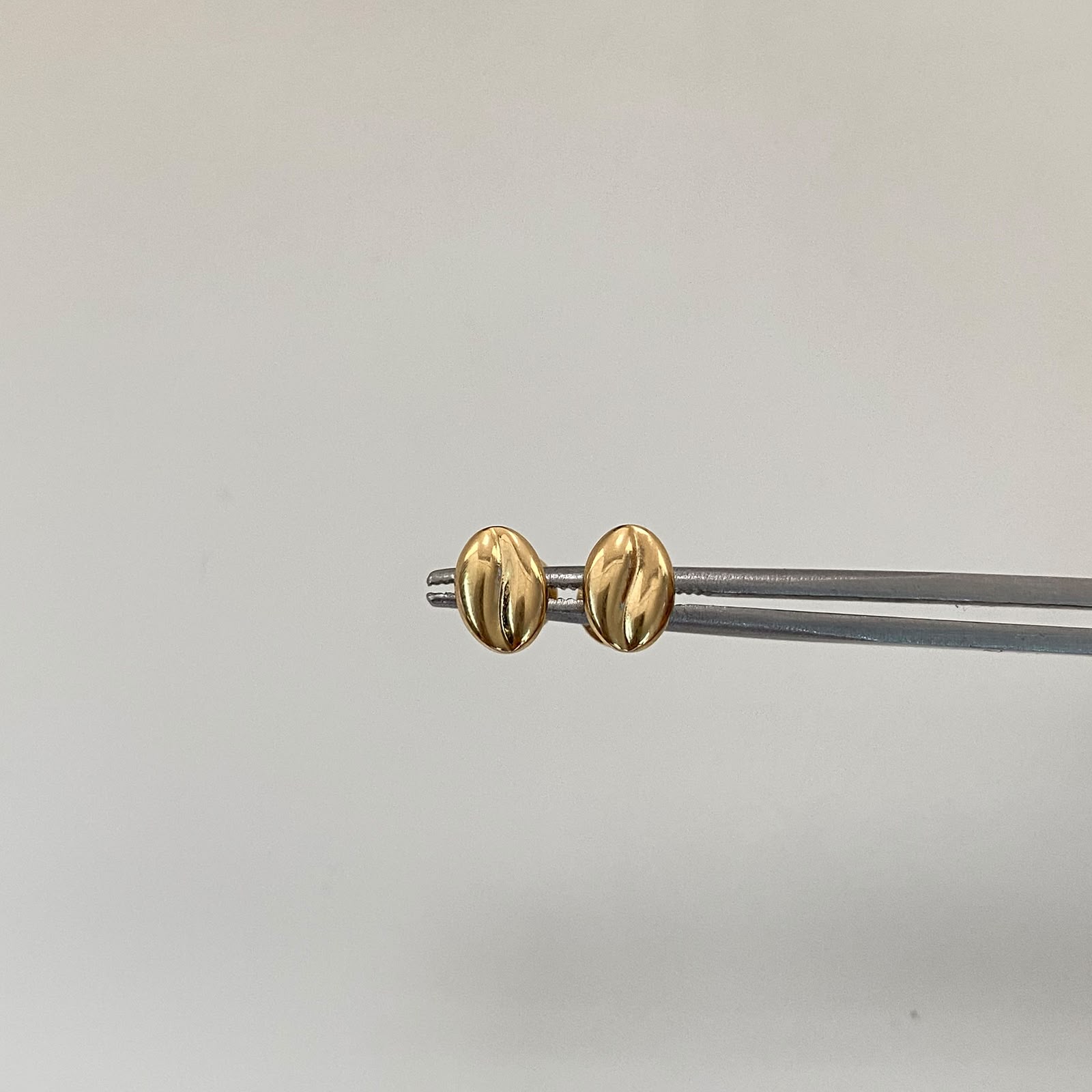 Topos grano de cafe liso  Oro amarillo 18k 0,6 Gr / 6 mm