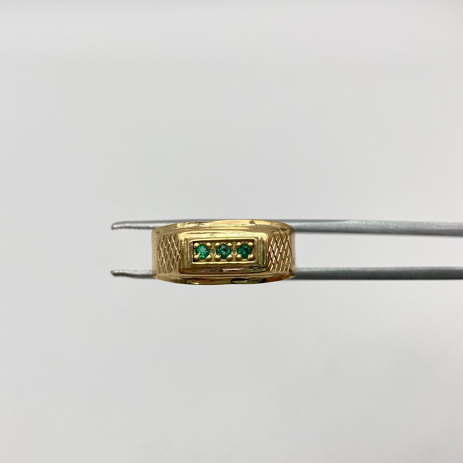 Anillo tres circones verdes en cuadro Oro amarillo / Talla 7 1/2 / 1,85 Gr