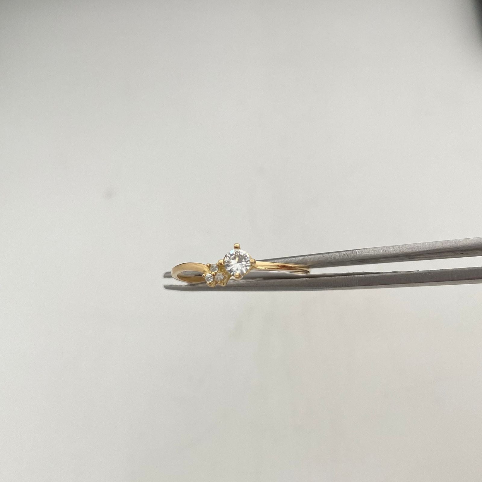 Anillo Solitario  Oro amarillo 18k / Talla 5 1/4 / 0,75 Gr / 1,2 mm