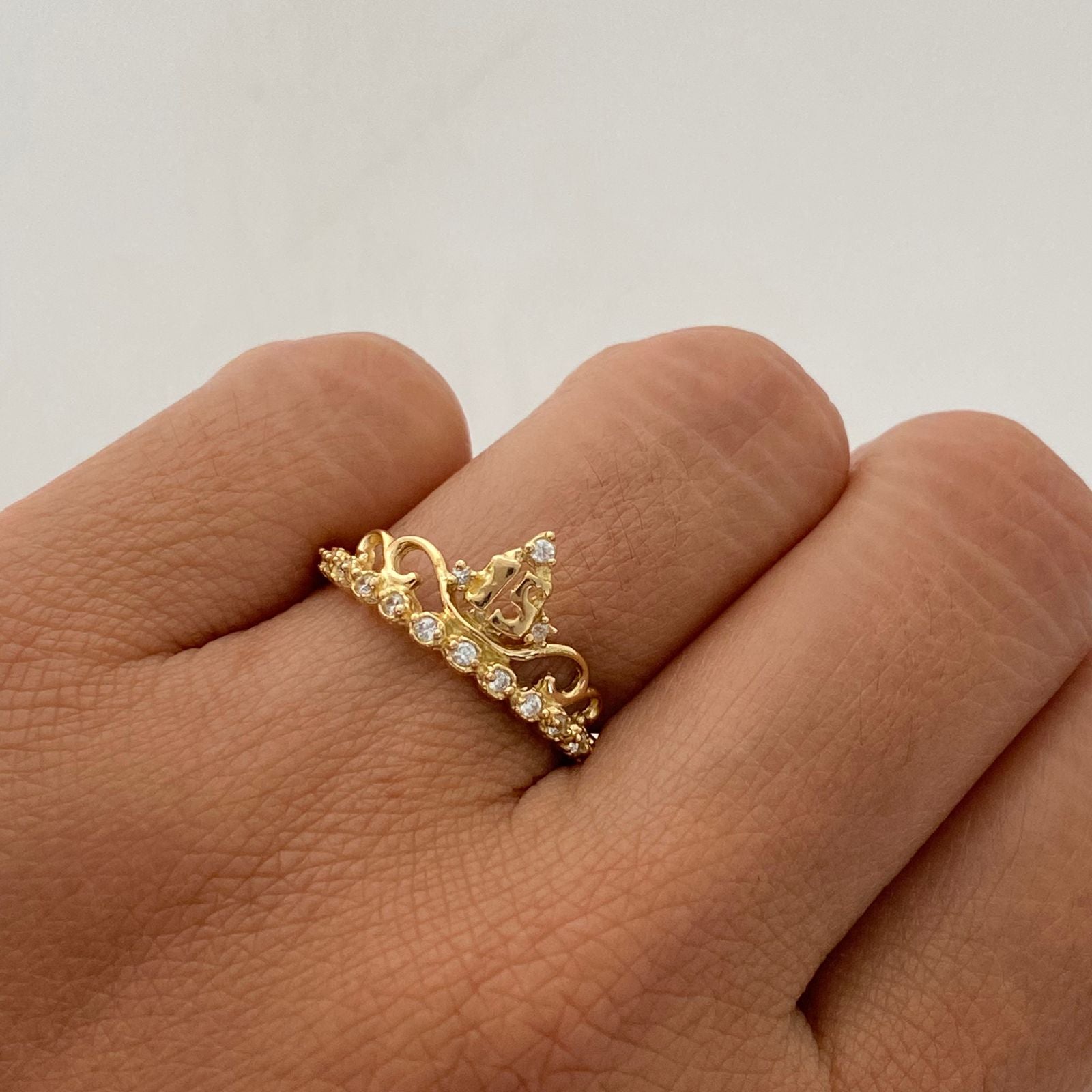Anillo 15 Corona circones blancos Oro amarillo 18k / Talla 6 / 2 Gr