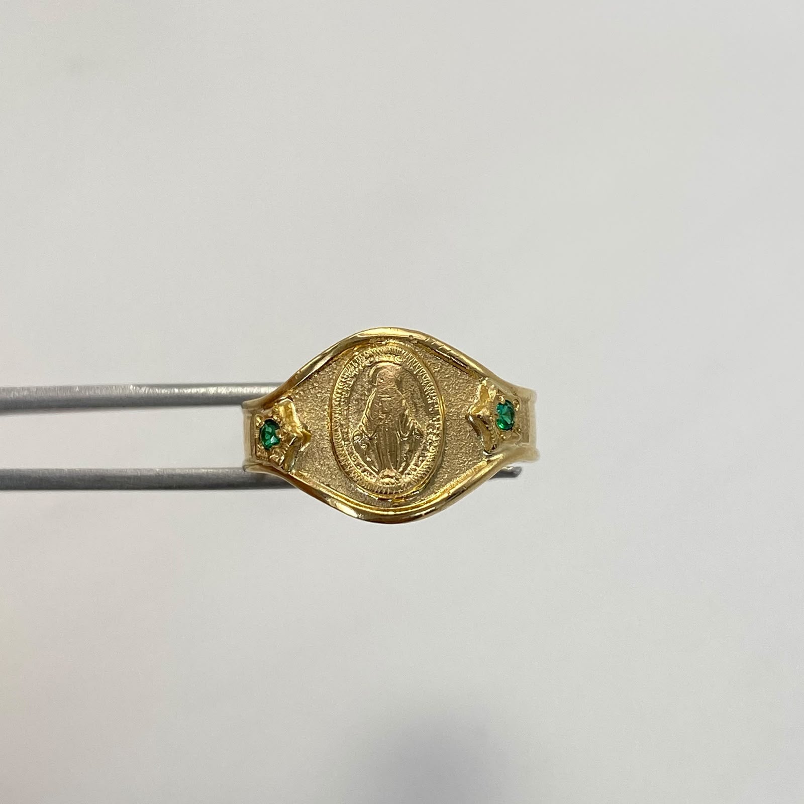 Anillo Troquel virgen milagrosa circones verde Oro amarillo 18k / Talla 9 3/4 / 2,9 Gr / 5 mm