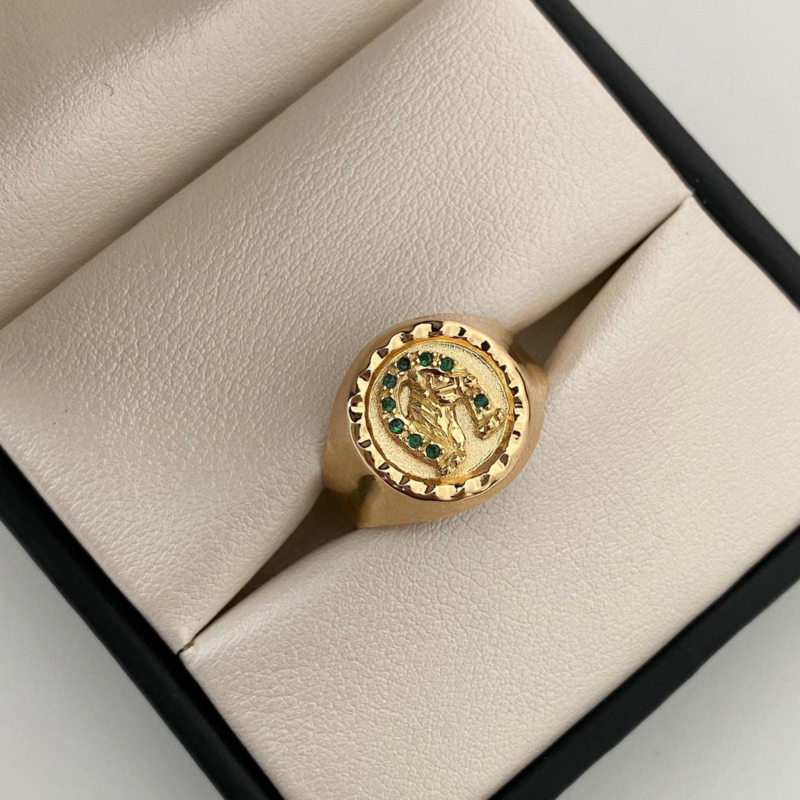 Anillo Troquel caballo circon verde Oro amarillo 18k / Talla 10 1/2 / 3,75 Gr / 5,1 mm