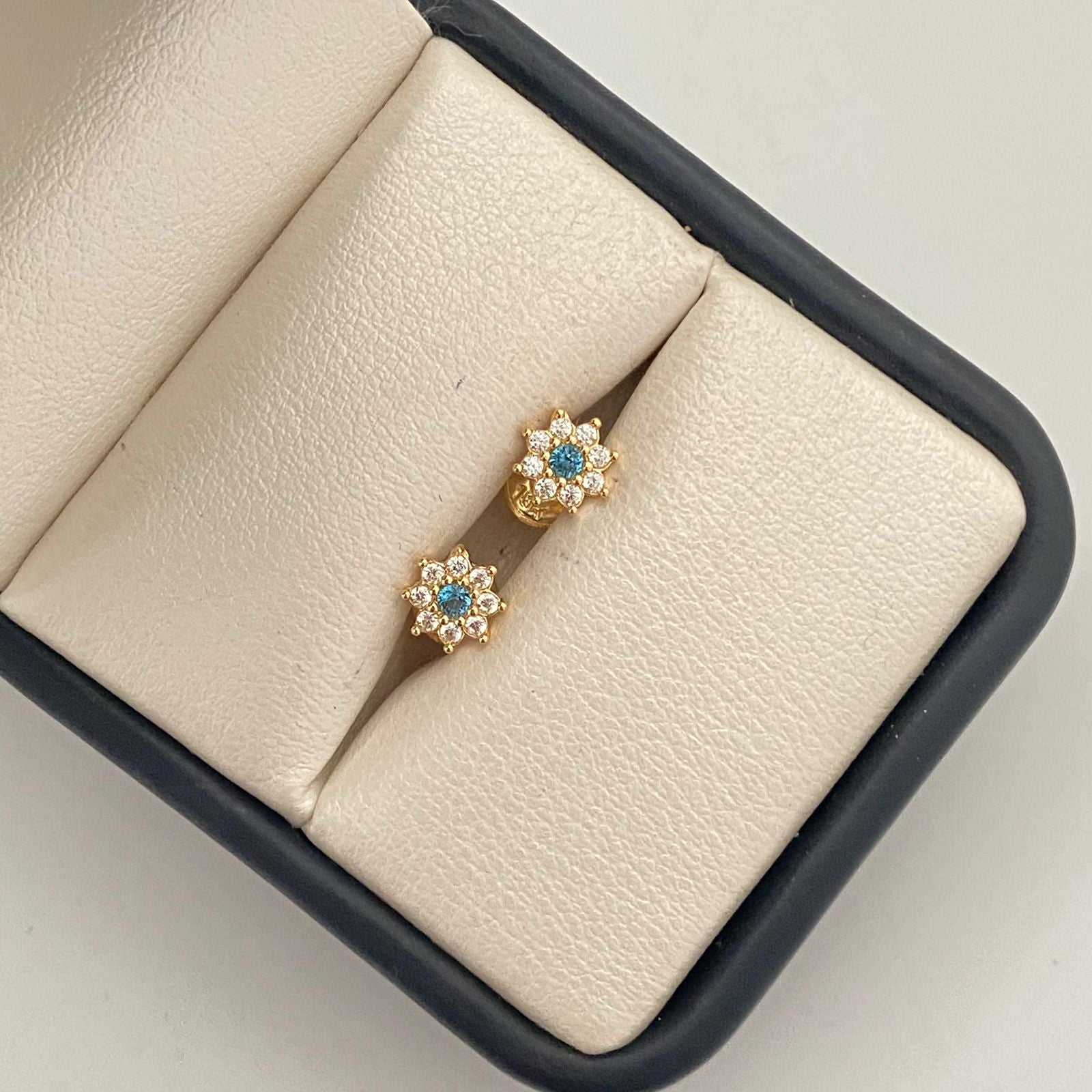 Topos flor con circon azul celeste y blanco  Oro amarillo 18k 0,85 Gr / 5,7 mm