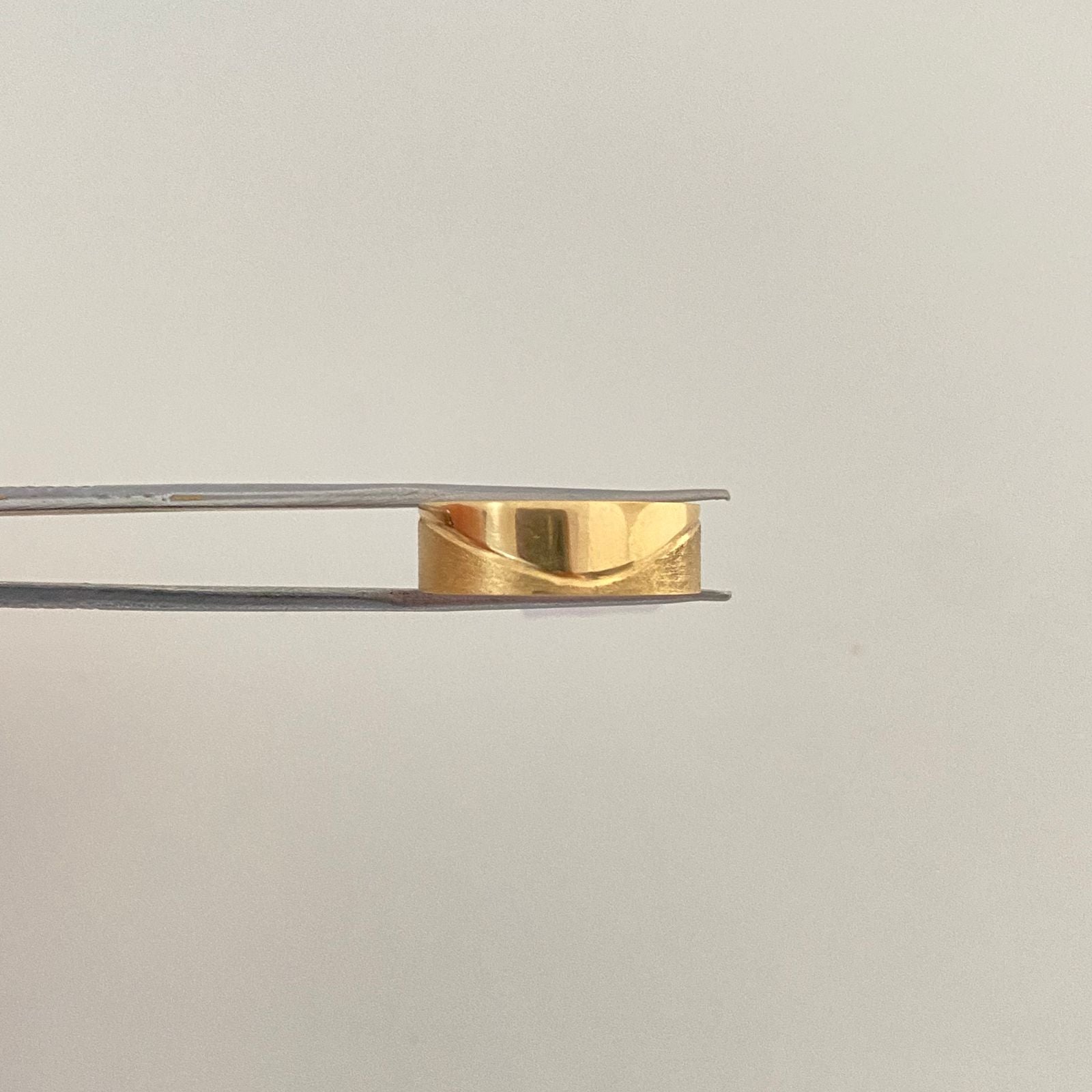 Anillo argolla lisa y diamantada Oro amarillo 18k / Talla 8 / 3,0 Gr