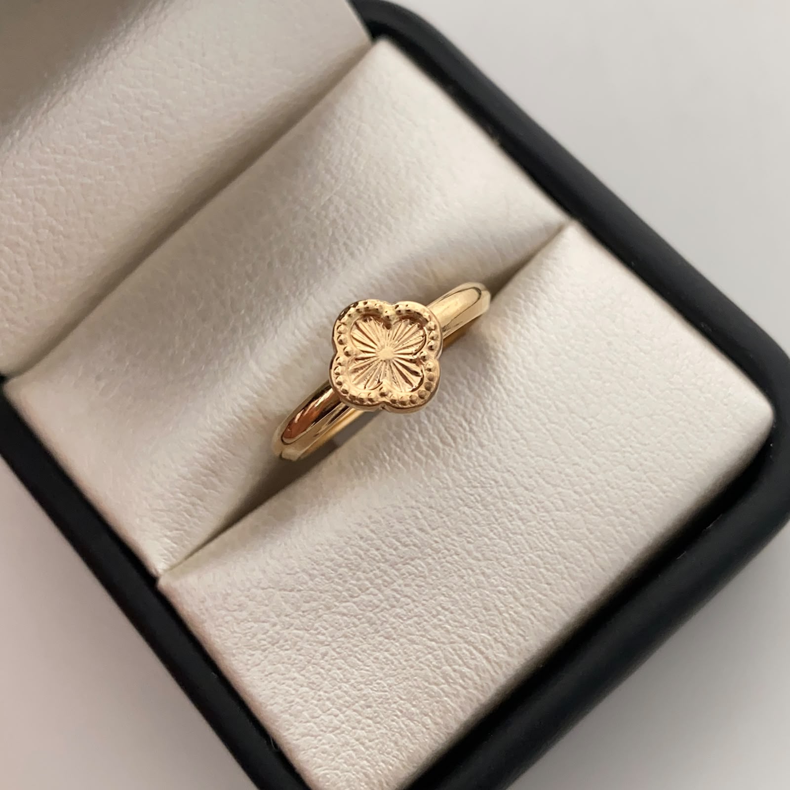 Anillo Trebol Diamantado Oro amarillo 18k / Talla 6 / 1,2 Gr / 2,7 mm