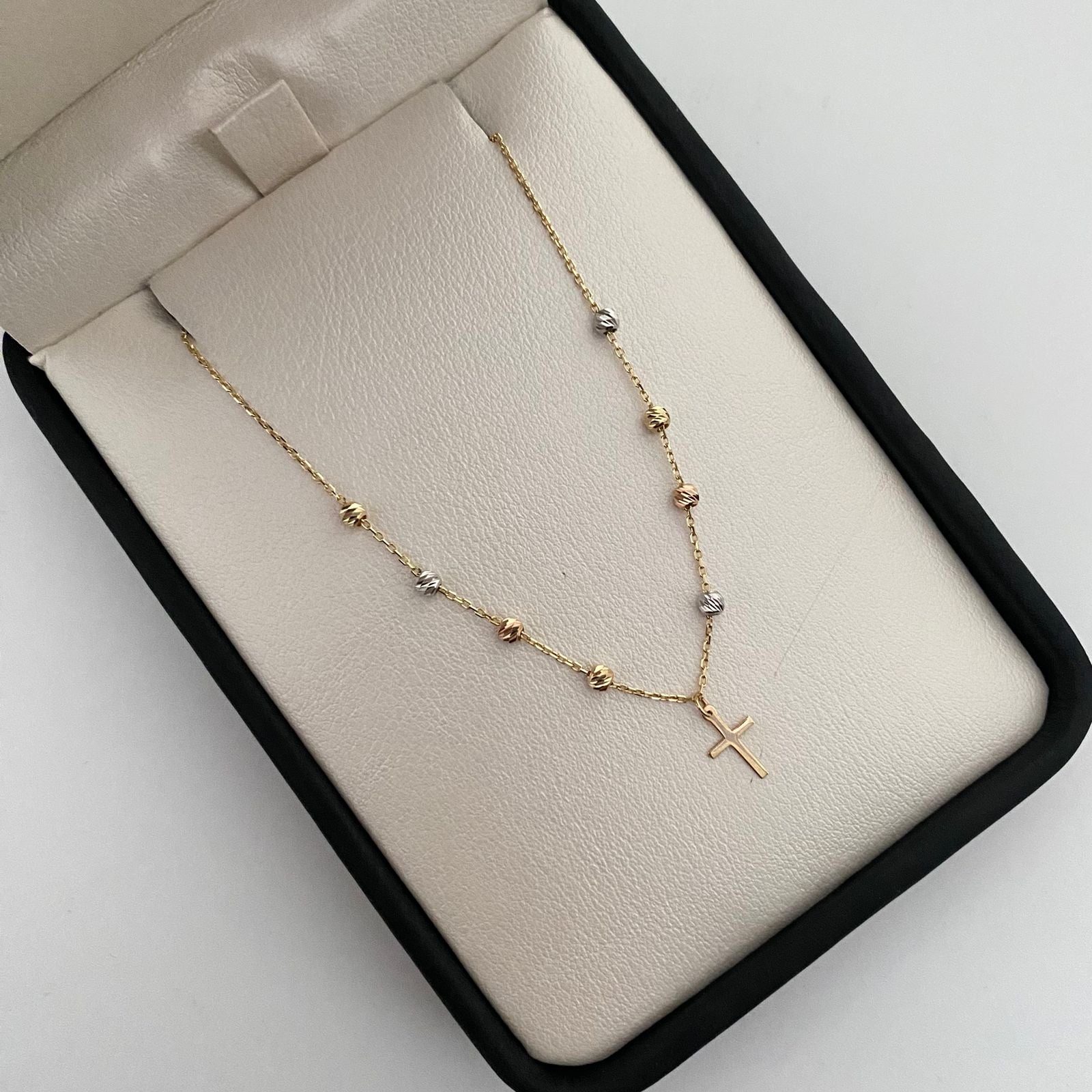 Pulso It con balines diamantados 3mm y dije de cruz  Tres oros 18k +4 / 1,25 Gr / 17 Cm