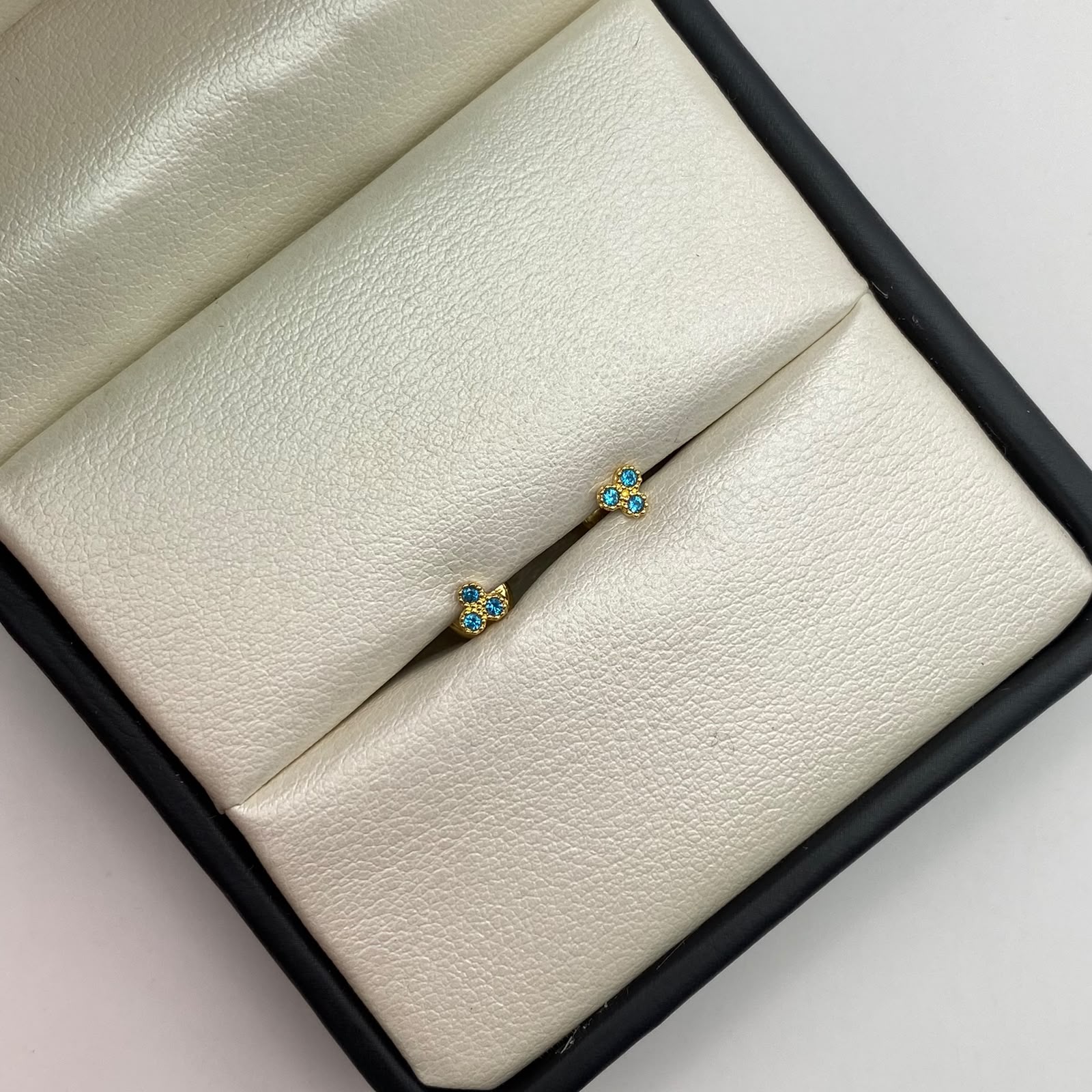 Topos Tres circones azules Oro amarillo 18k 0,55 Gr / 4,0 mm