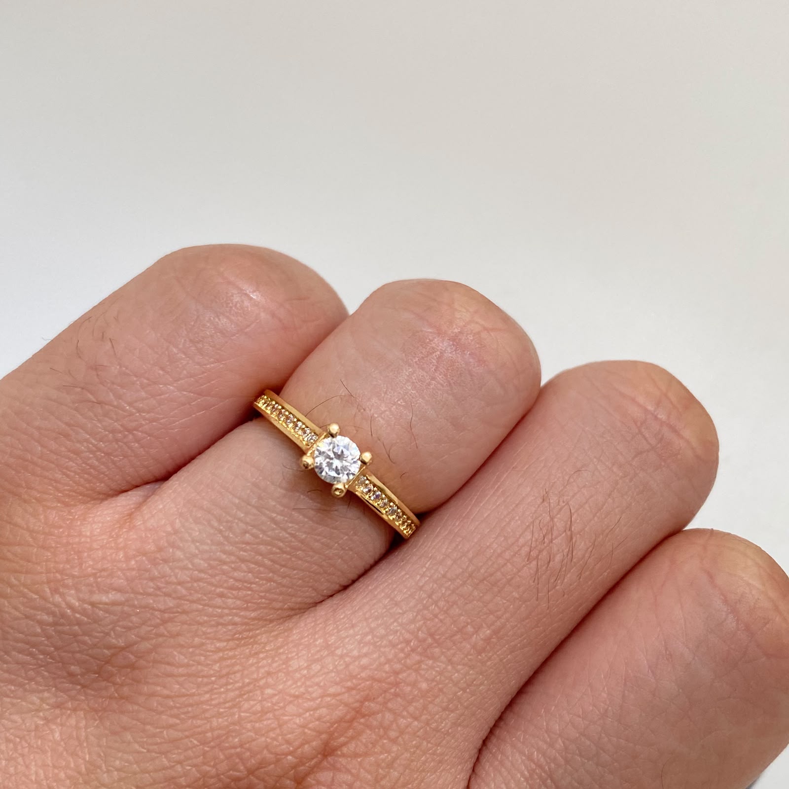 Anillo Solitario Oro amarillo 18k / Talla 5 1/2 / 2,55 Gr / 1,9 mm