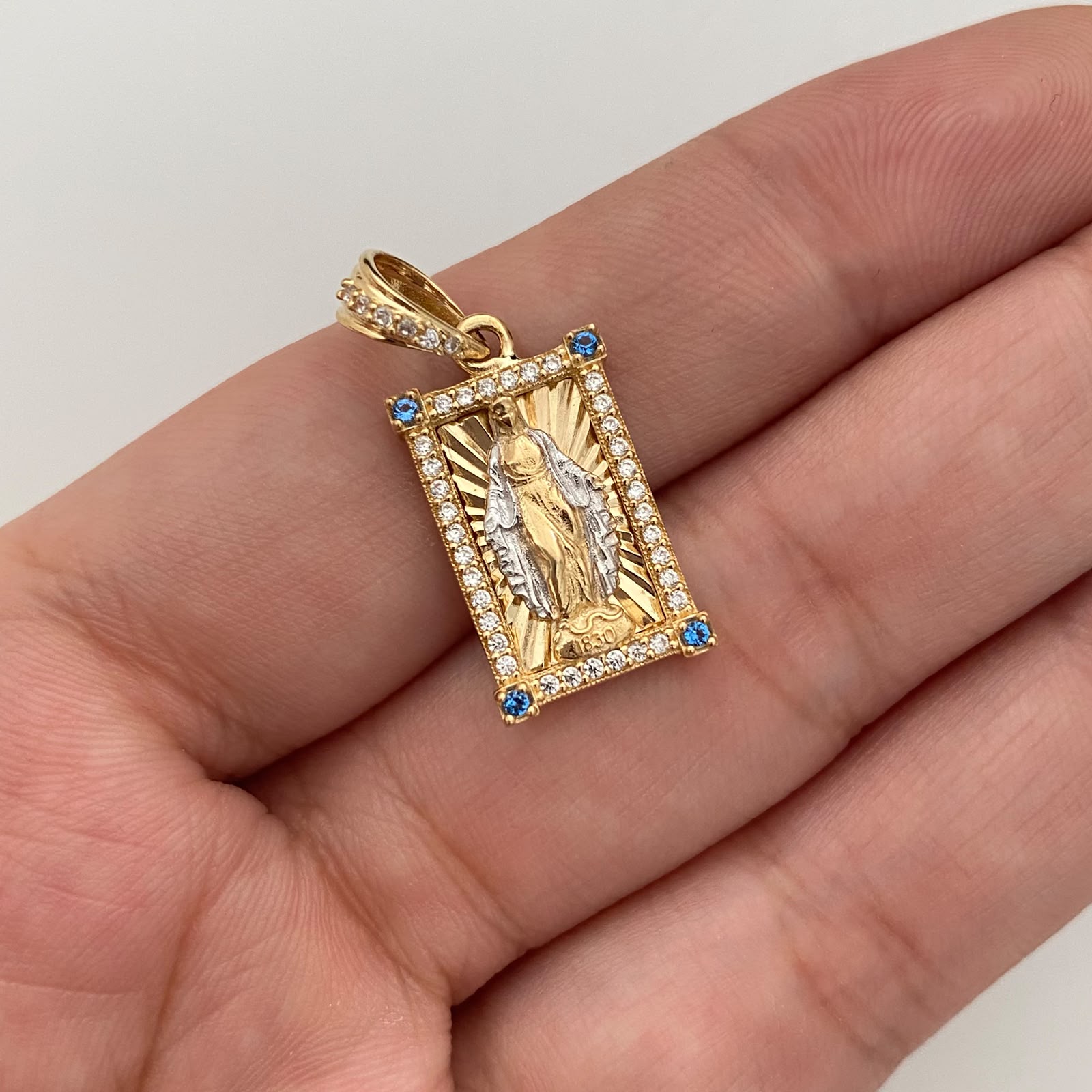 Dije Rectangular Casting Blanco y Azul Virgen Milagrosa Oro amarillo y Oro blanco 18k 3,44 Gr / 11,6 mm / 2,6 Cm