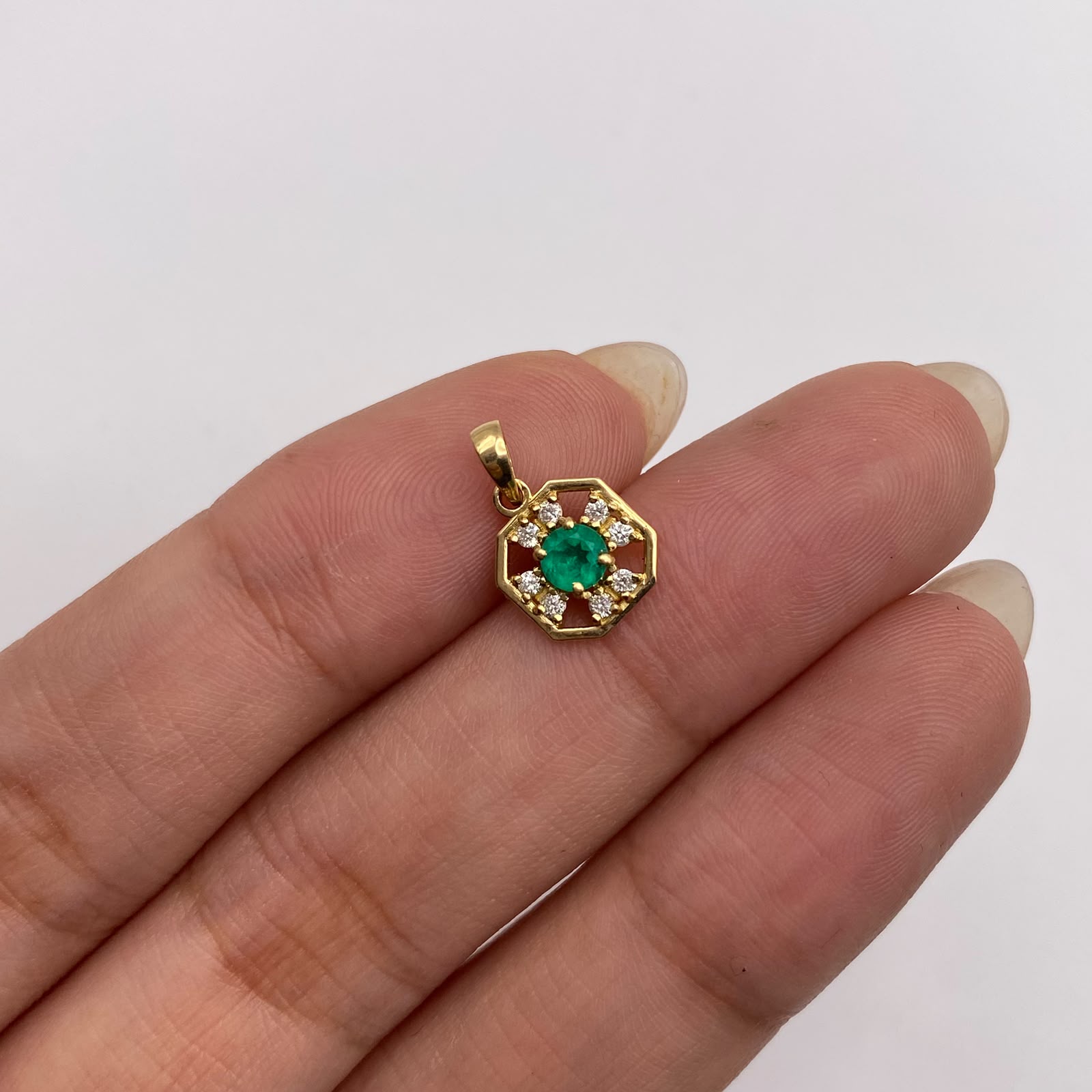 Dije Esmeralda Oro amarillo 18k 0,95 Gr / 8,5 mm / 1,3 Cm