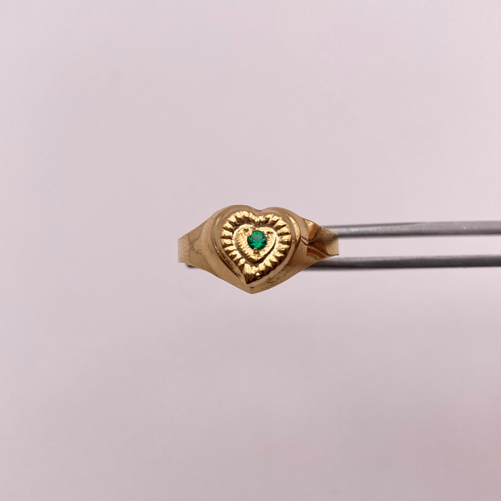 Anillo Troquel corazon circon verde Oro amarillo 18k / Talla 8 1/2 / 1,9 Gr / 2,8 mm