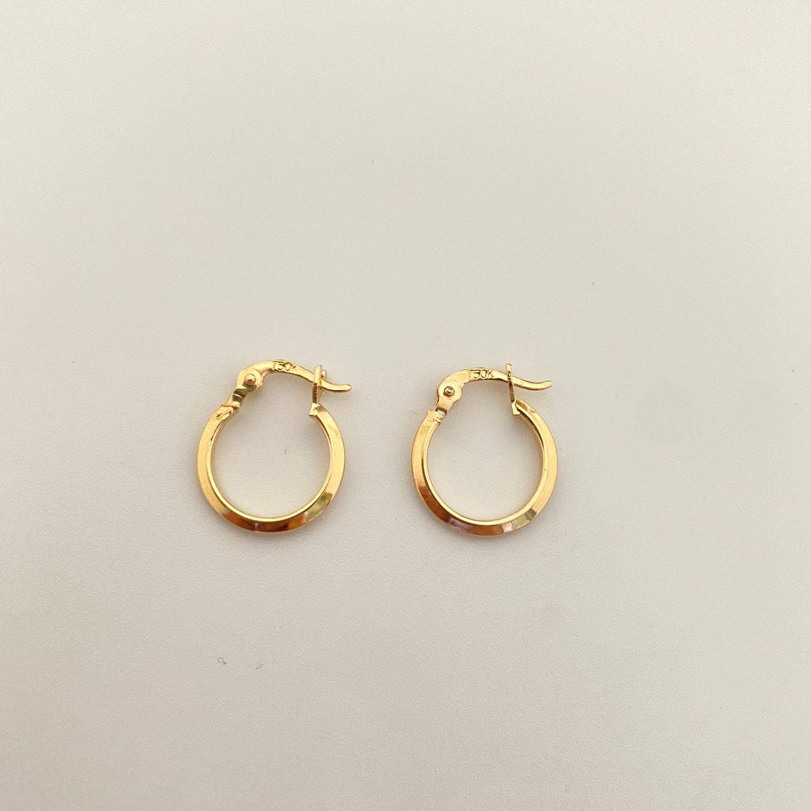 Candonga delgada biselada Oro amarillo 18k 0,75 Gr / 1,5 Cm