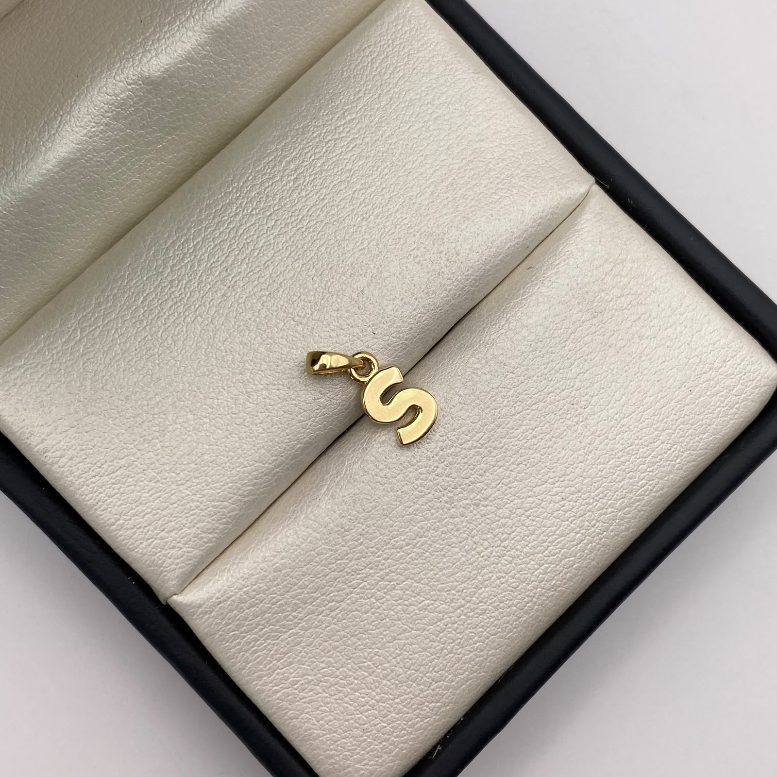 Dije letra S Oro amarillo 18k 0,7 Gr / 6,03 mm / 1,3 Cm