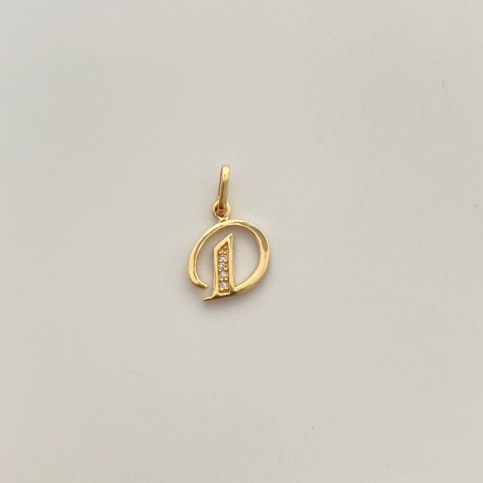 Dije letra D con circones blancos  Oro amarillo 18k 1,15 Gr / 11,81 mm / 1,7 Cm