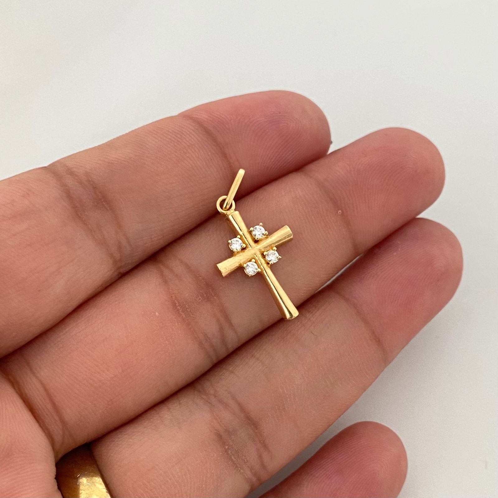 Dije cruz lisa circones blancos Oro amarillo 18k 0,95 Gr / 2,5 Cm
