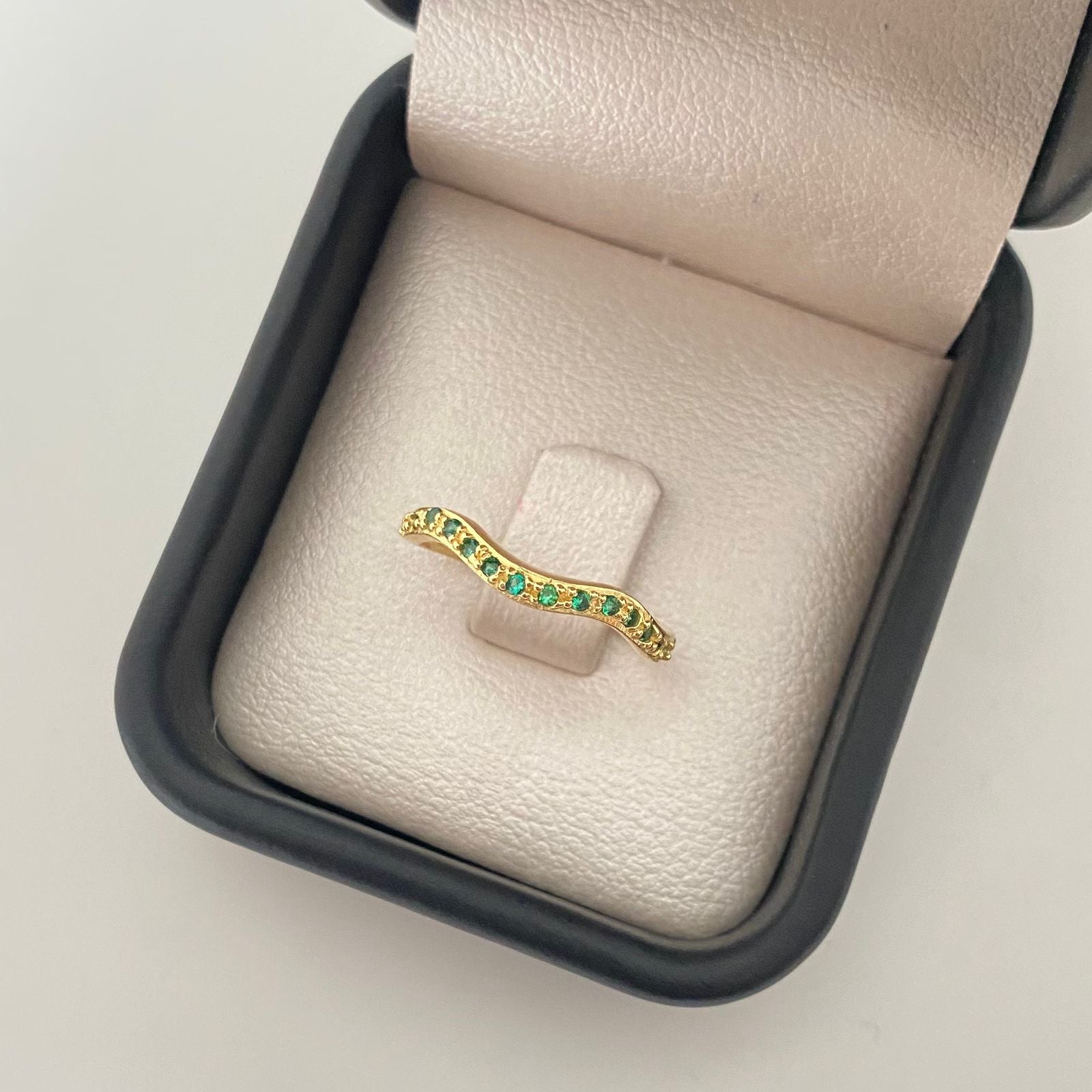 Anillo curvas circones verdes Oro amarillo 18k / Talla 6 1/4 / 1,65 Gr
