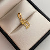 Dije Letra D Casting Oro amarillo 18k 0,85 Gr / 6,4 mm / 2 Cm