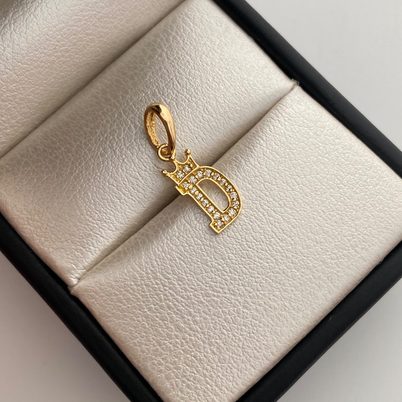Dije Letra D Casting Oro amarillo 18k 0,85 Gr / 6,4 mm / 2 Cm