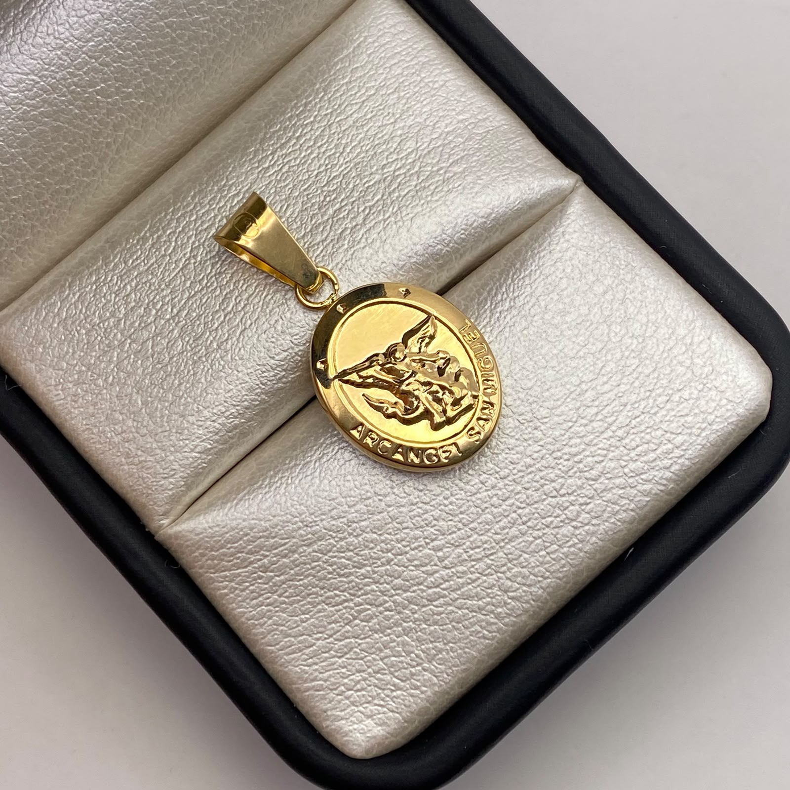 Dije San miguel arcangel Oro amarillo 18k 1,28 Gr / 13,1 mm / 2,6 Cm
