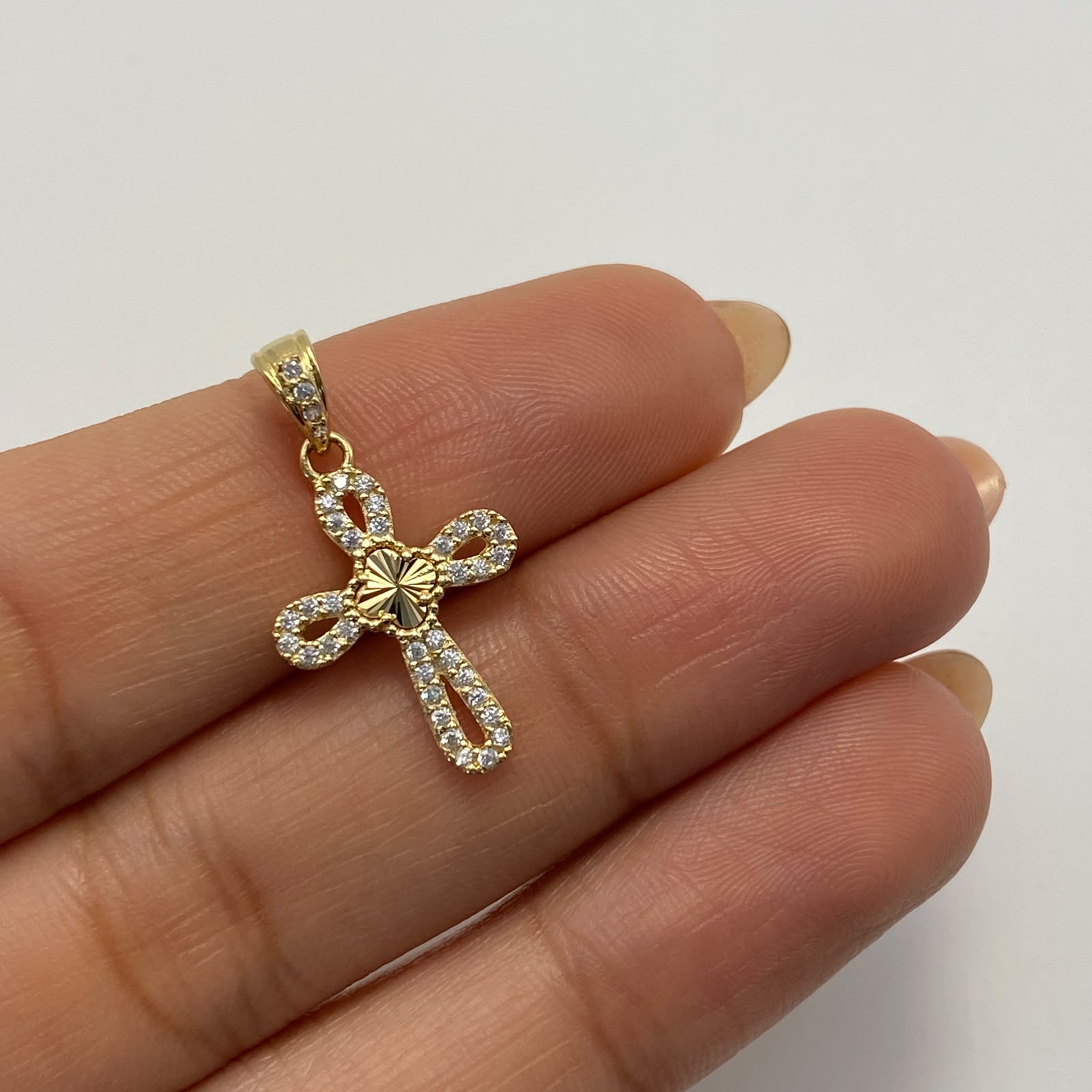 Dije Cruz trebol diamantado circones blancos Oro amarillo 18k 1,25 Gr / 13,4 mm / 2,3 Cm