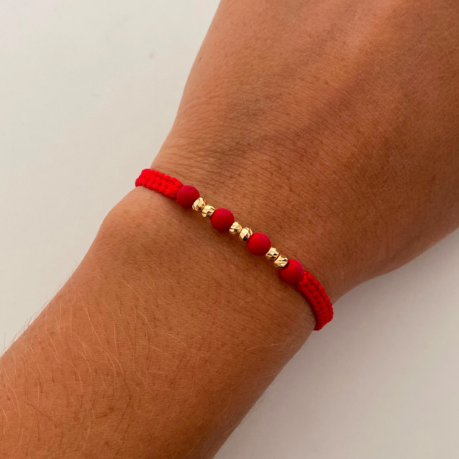 Pulsera tejida Bolas diamantadas 3mm Hilo Rojo Oro amarillo 18k 0,25 Gr
