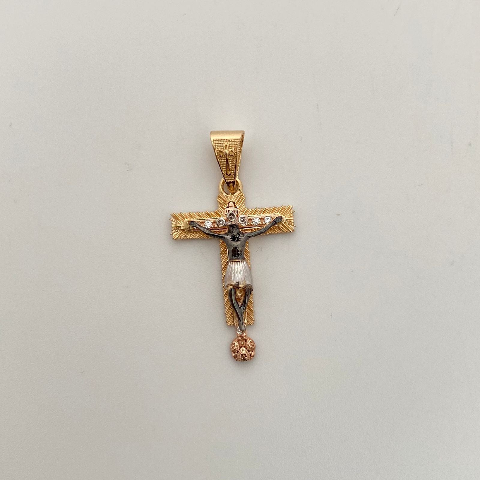 Dije Cruz Cristo Casting Tres oros 18k 3,1 Gr / 19,1 mm / 3,5 Cm