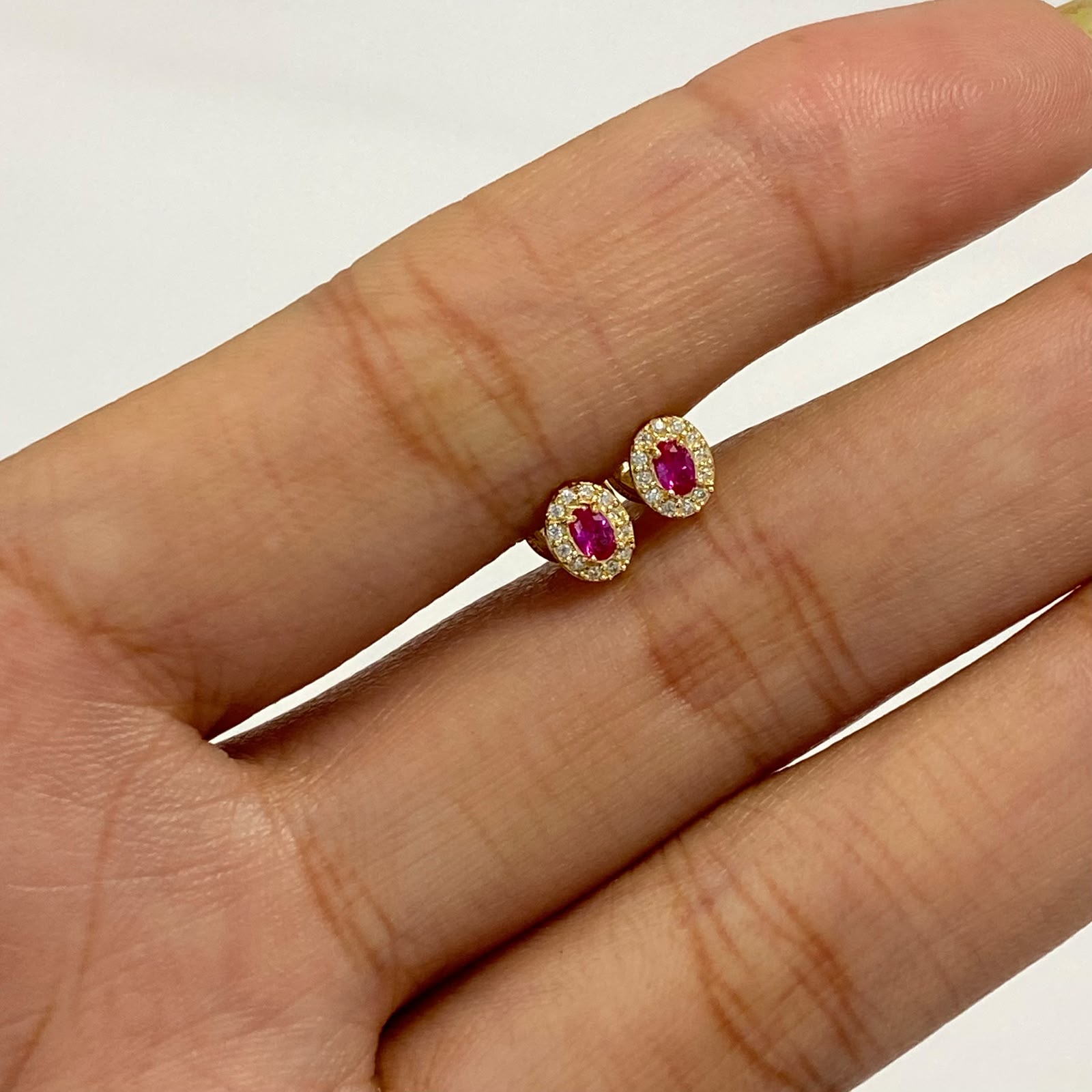 Topos ovalado circón fucsia Oro amarillo 18k 0,7 Gr / 4,4 mm