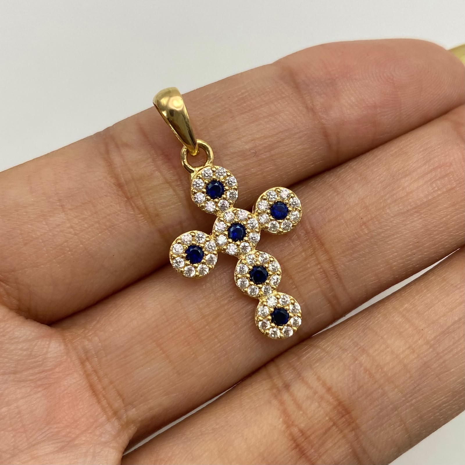 Dije cruz circulos circones azul oscuro y blancos Oro amarillo 18k 2,20 Gr / 16,6 mm / 3 Cm