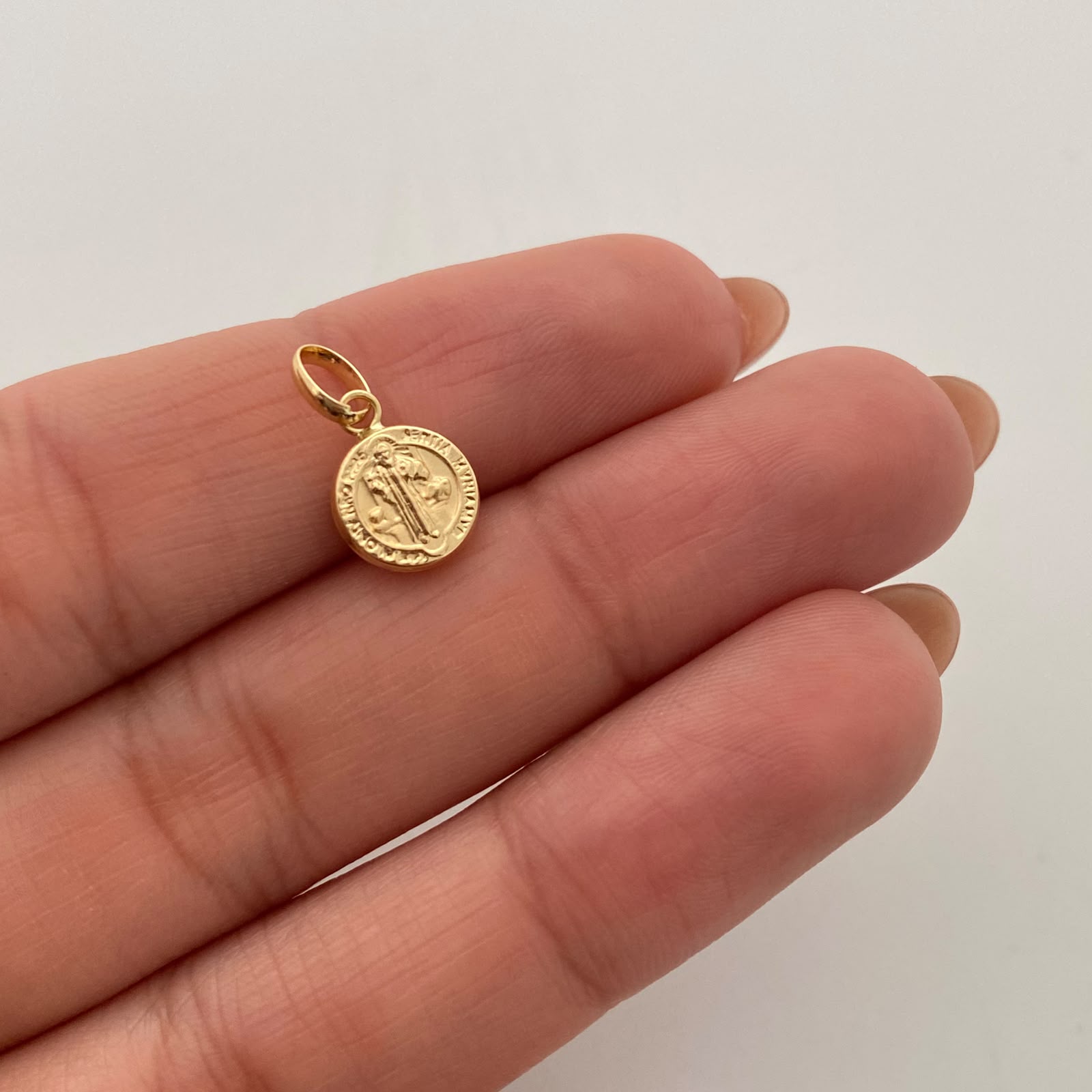 Dije San benito Oro amarillo 18k 0,4 Gr / 8,4 mm / 1,5 Cm