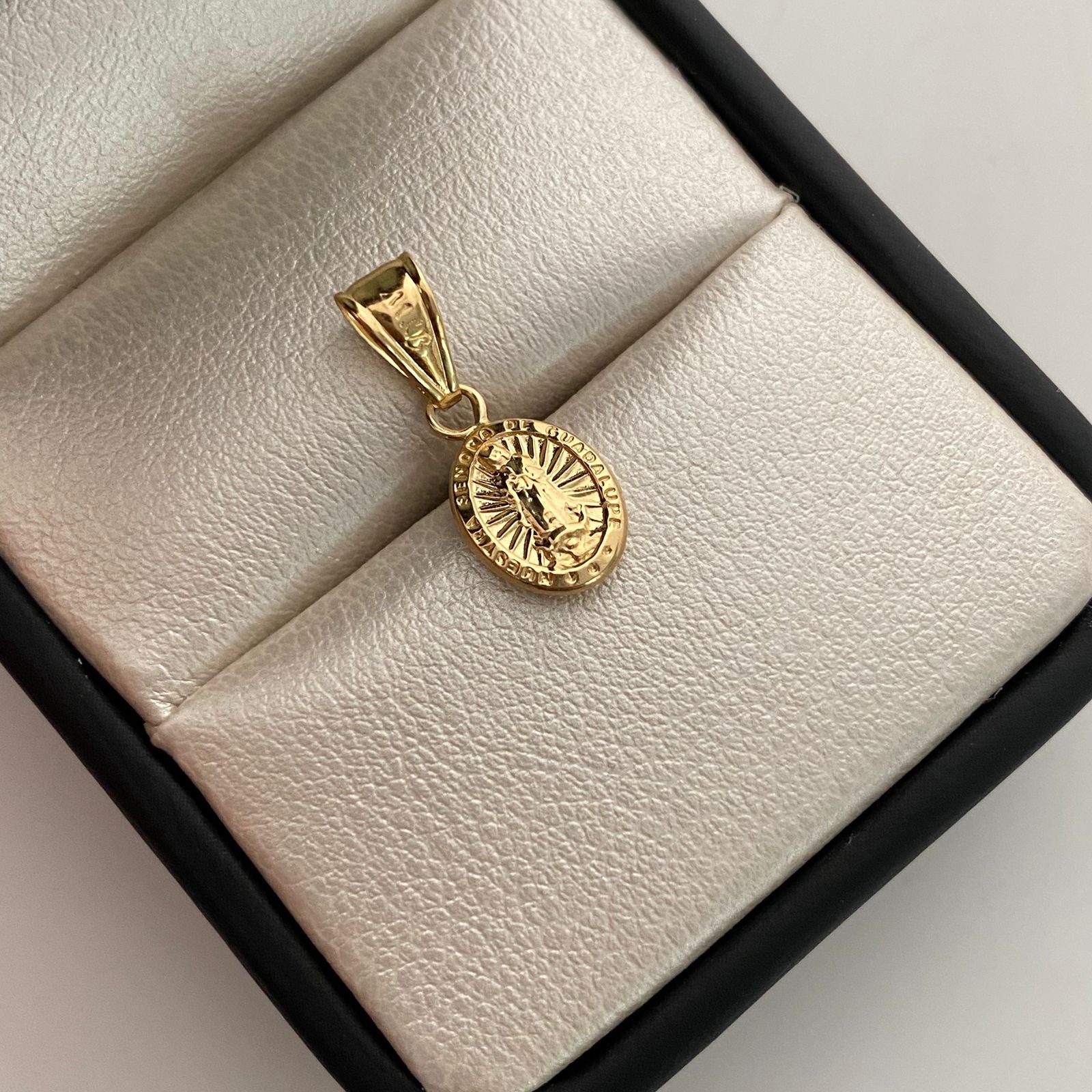 Dije Virgen de Guadalupe Oro amarillo 18k 0,5 Gr / 7,9 mm / 2 Cm