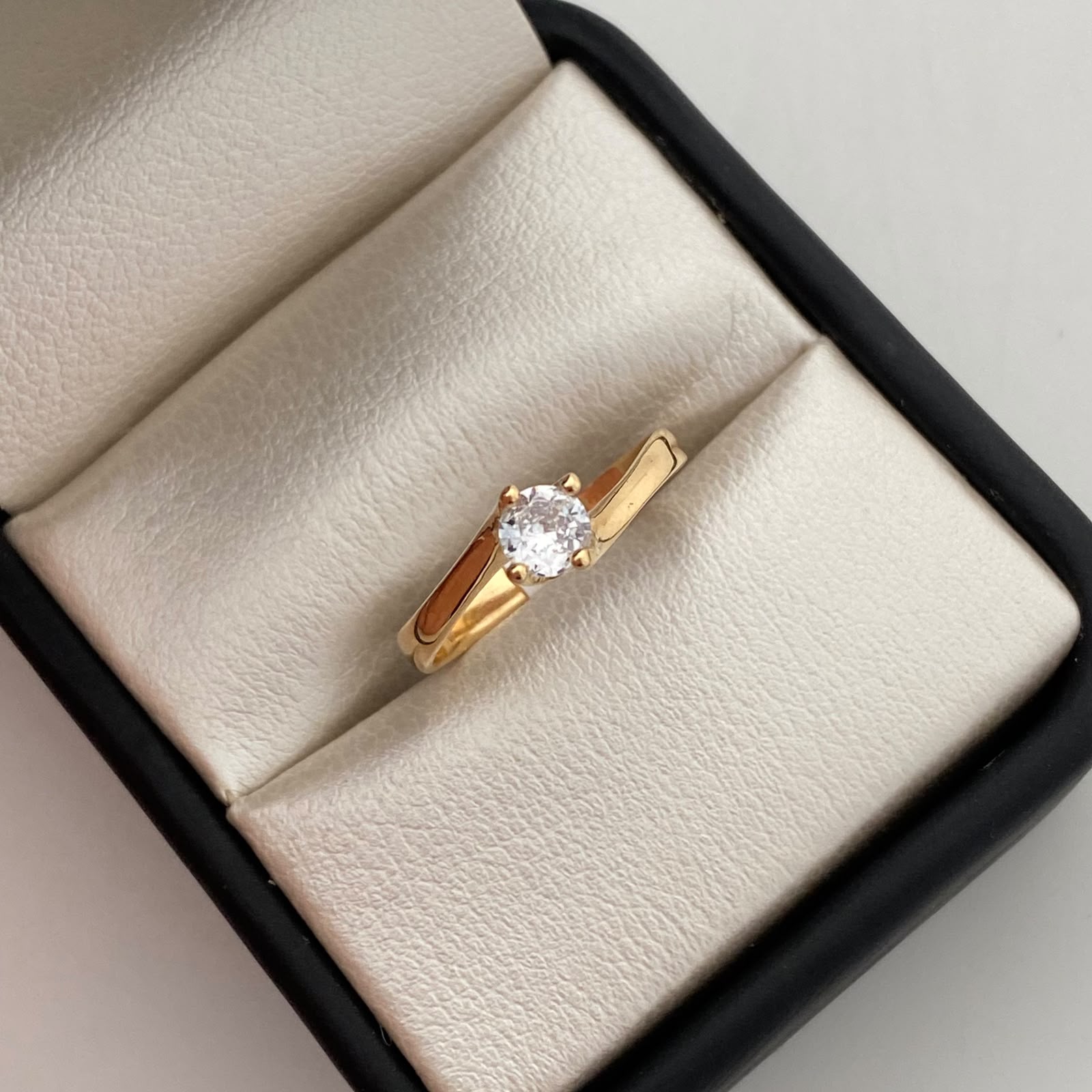 Anillo Solitario Oro amarillo 18k / Talla 6 1/4 / 2,15 Gr / 3 mm