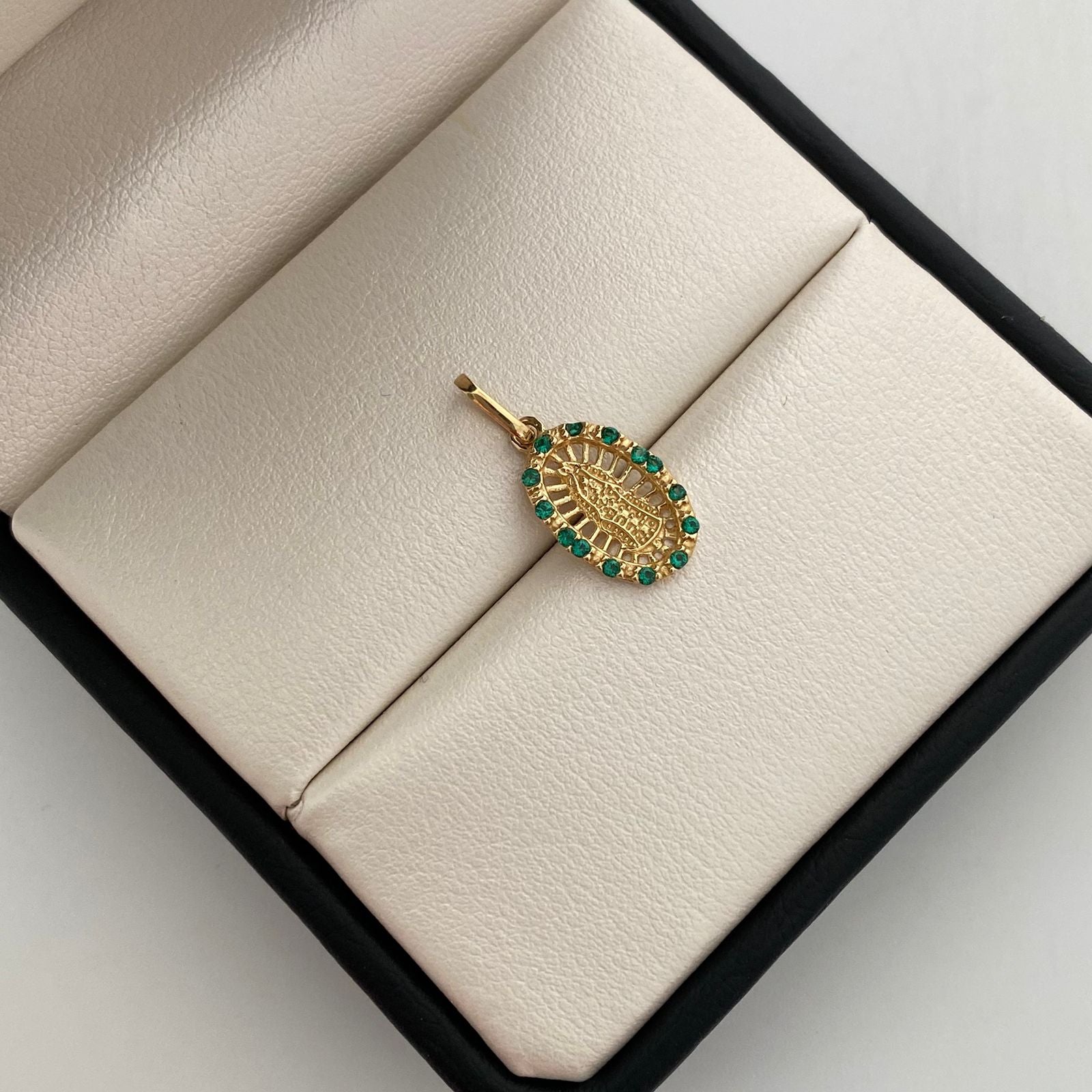 Dije Guadalupe ovalada casting verde Oro amarillo 18k 1,25 Gr / 9,2 mm / 2 Cm