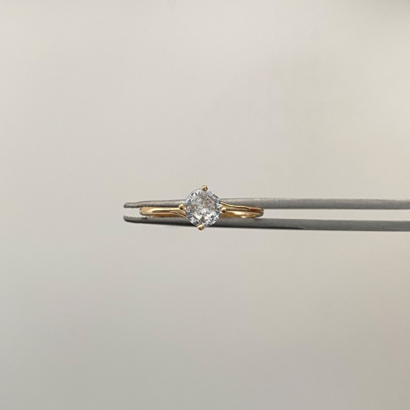 Anillo Solitario Oro amarillo 18k / Talla 7 / 1,4 Gr / 1,5 mm