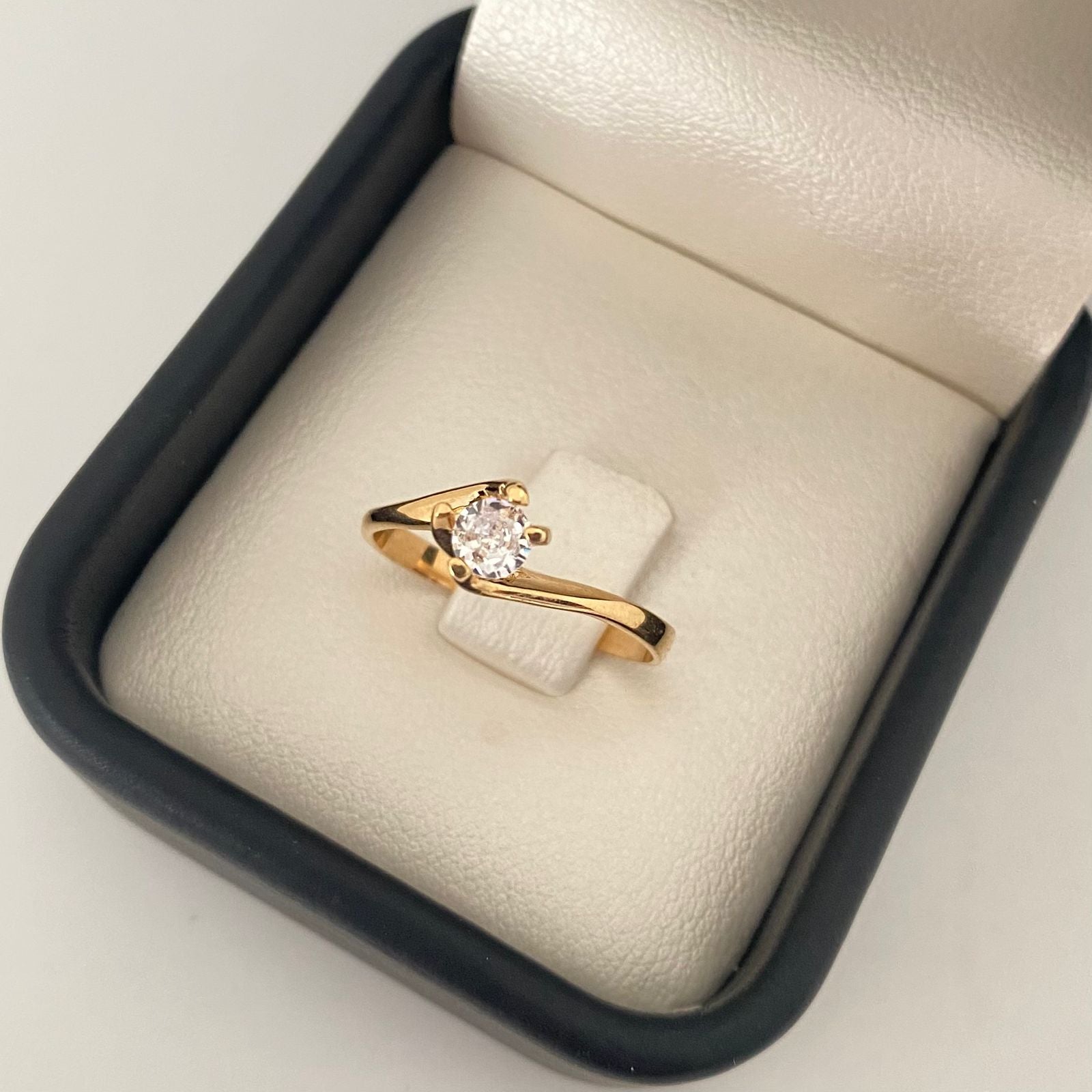 Anillo solitario tu y yo circon central blanco Oro amarillo 18k / Talla 7 3/4 / 1,95 Gr