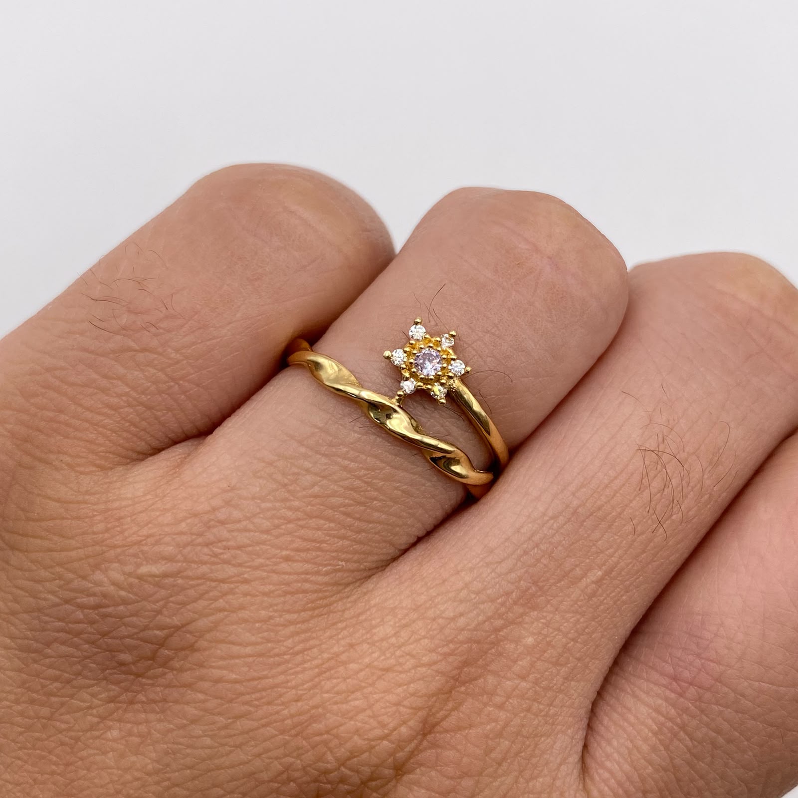 Anillo solitario flor circones blancos Oro amarillo 18k / Talla 7 1/4 / 2,5 Gr / 3,31 mm