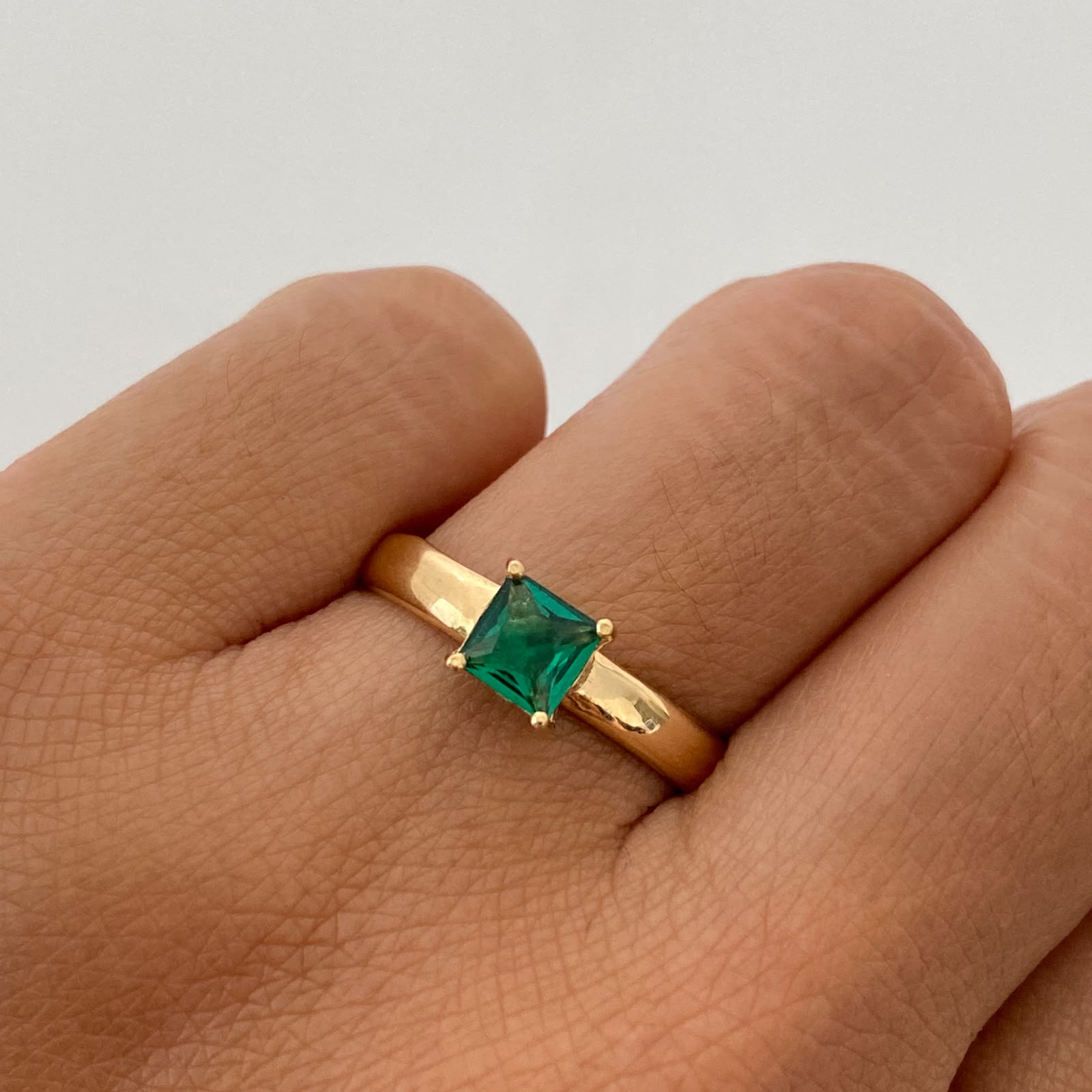 Anillo Solitario Verde Oro amarillo 18k / Talla 8 / 1,55 Gr / 3,2 mm