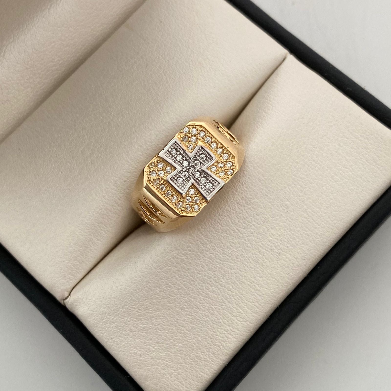 Anillo Cruz Casting Oro amarillo y Oro blanco 18k / Talla 9 / 6,15 Gr / 5,6 mm