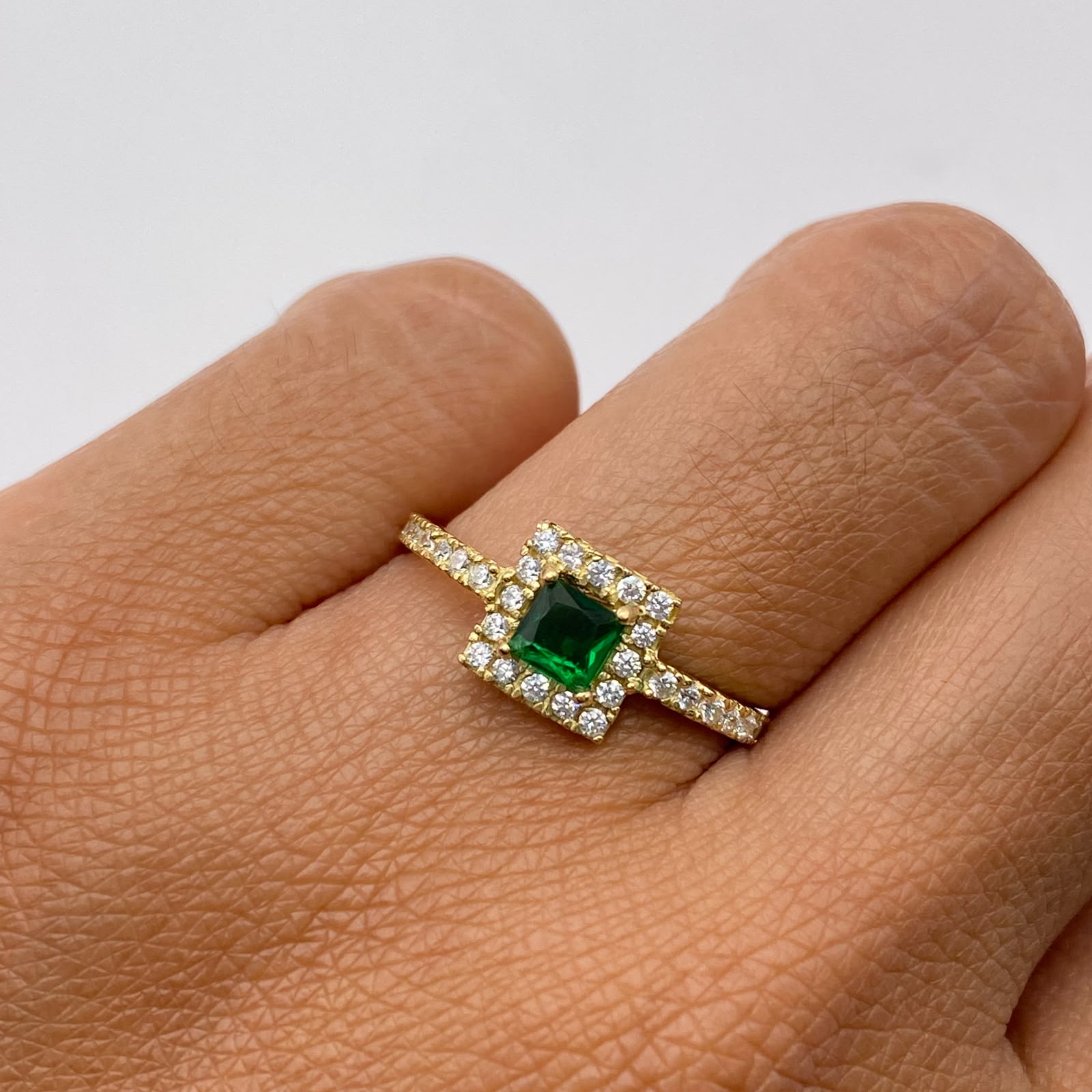 Anillo Solitario cuadrado Verde Oro amarillo 18k / Talla 7 / 2,4 Gr / 1,6 mm