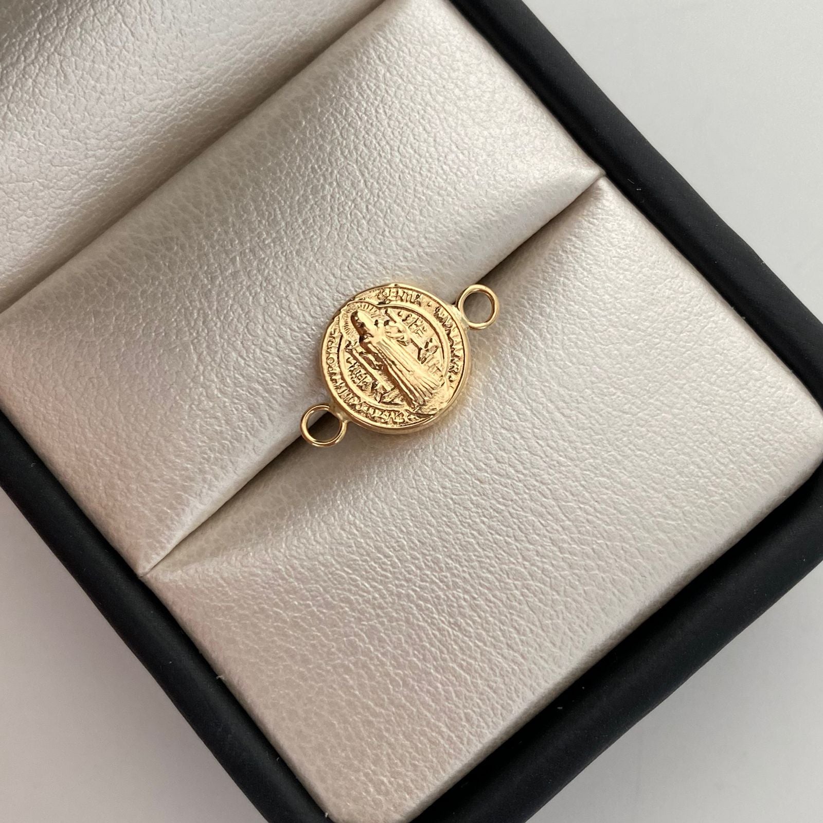 Herraje San benito Oro amarillo 18k 0,45 Gr / 1 Cm