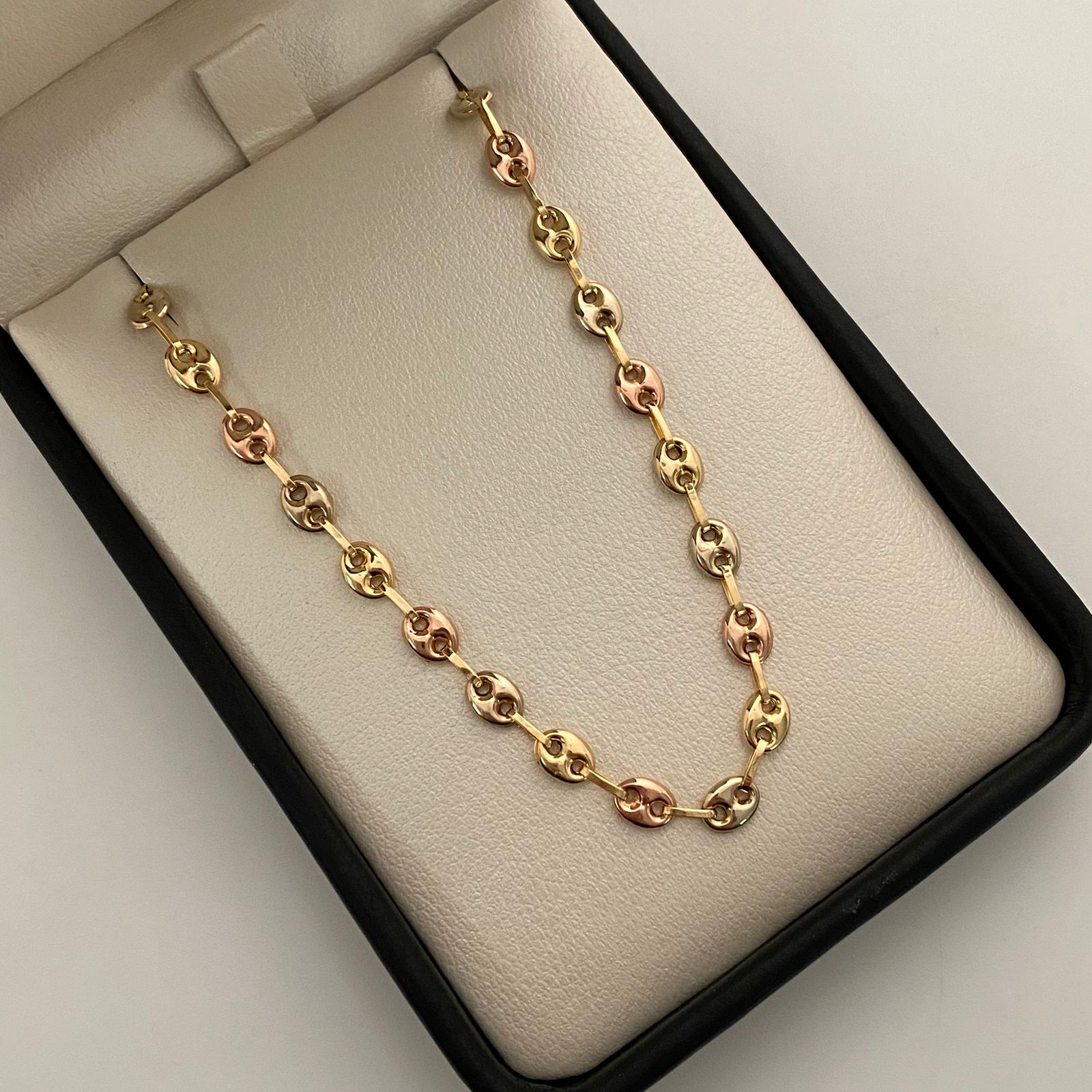 Pulso Gc Liso Tres oros 18k 3,65 Gr / 4,5 mm / 21,2 Cm Broche 0,30