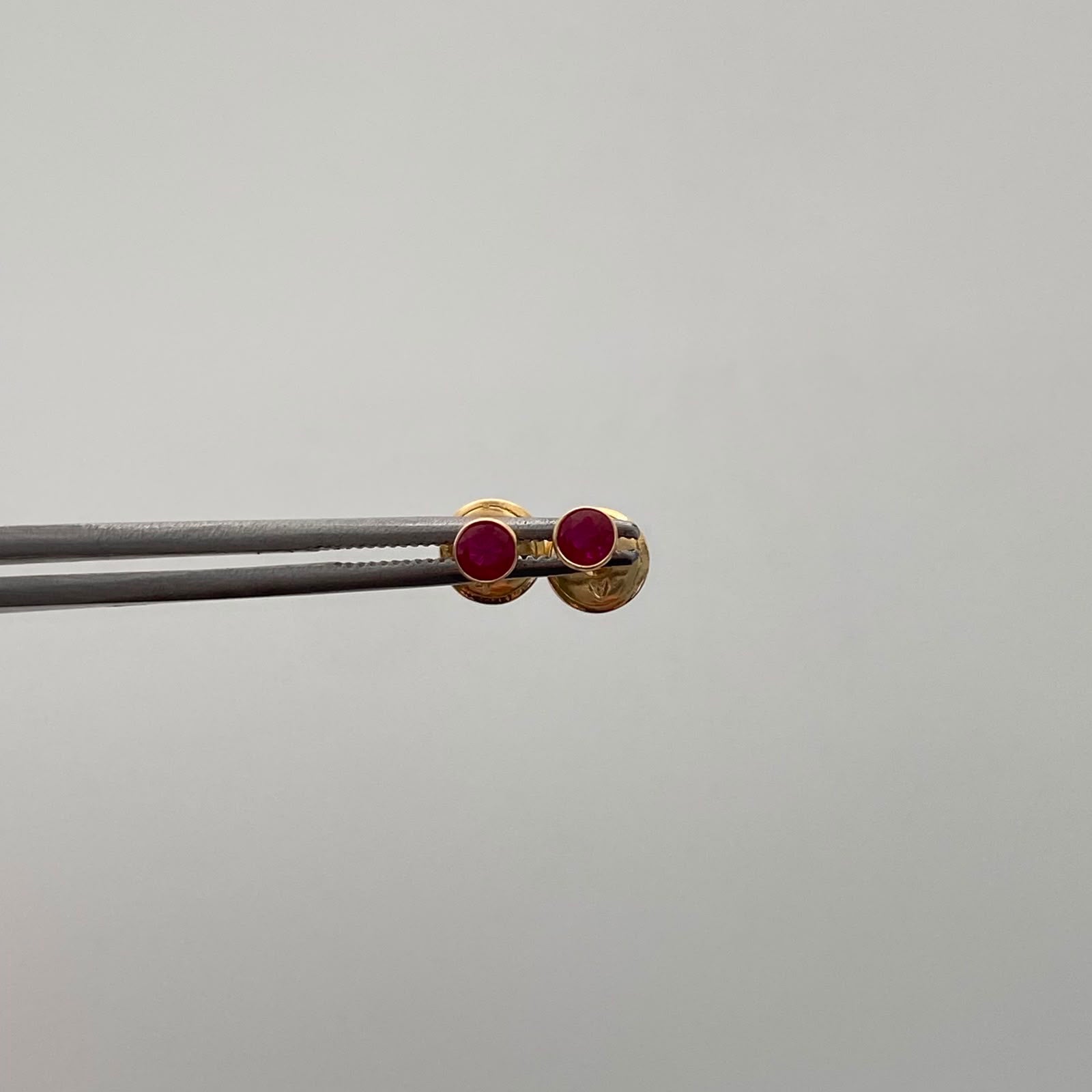 Topos Circon Rojo Oro amarillo 18k 0,4 Gr / 2,5 mm