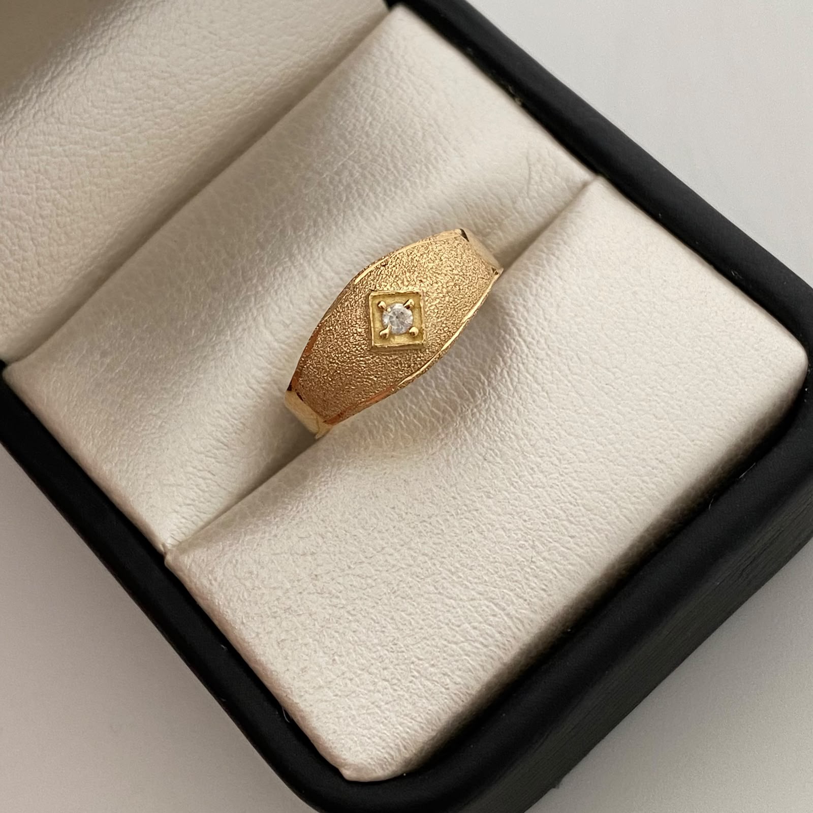 Anillo Troquel Circon Blanco Oro amarillo 18k / Talla 7 / 1,55 Gr / 3,3 mm