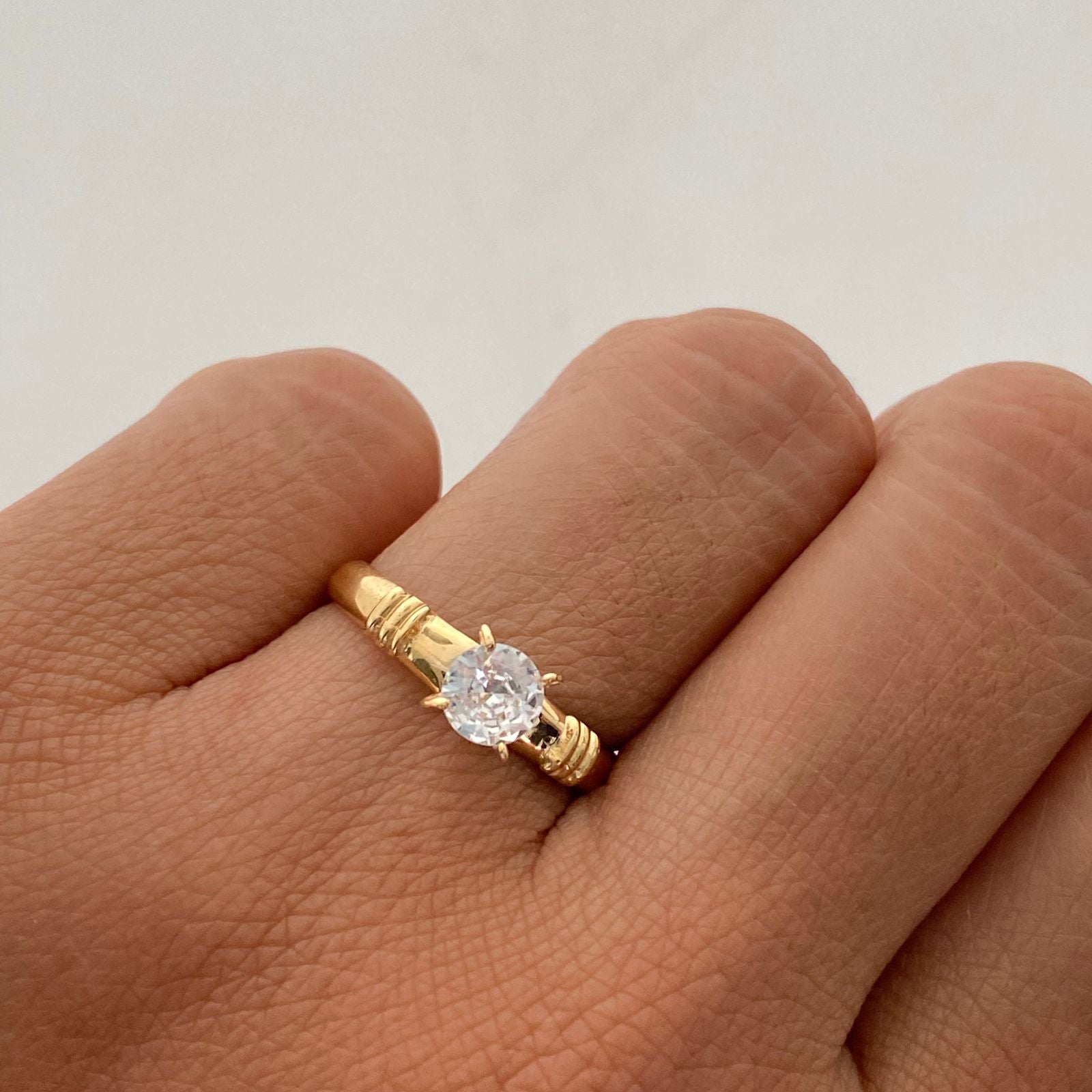 Anillo Solitario Oro amarillo 18k / Talla 6 / 1,75 Gr / 2,8 mm