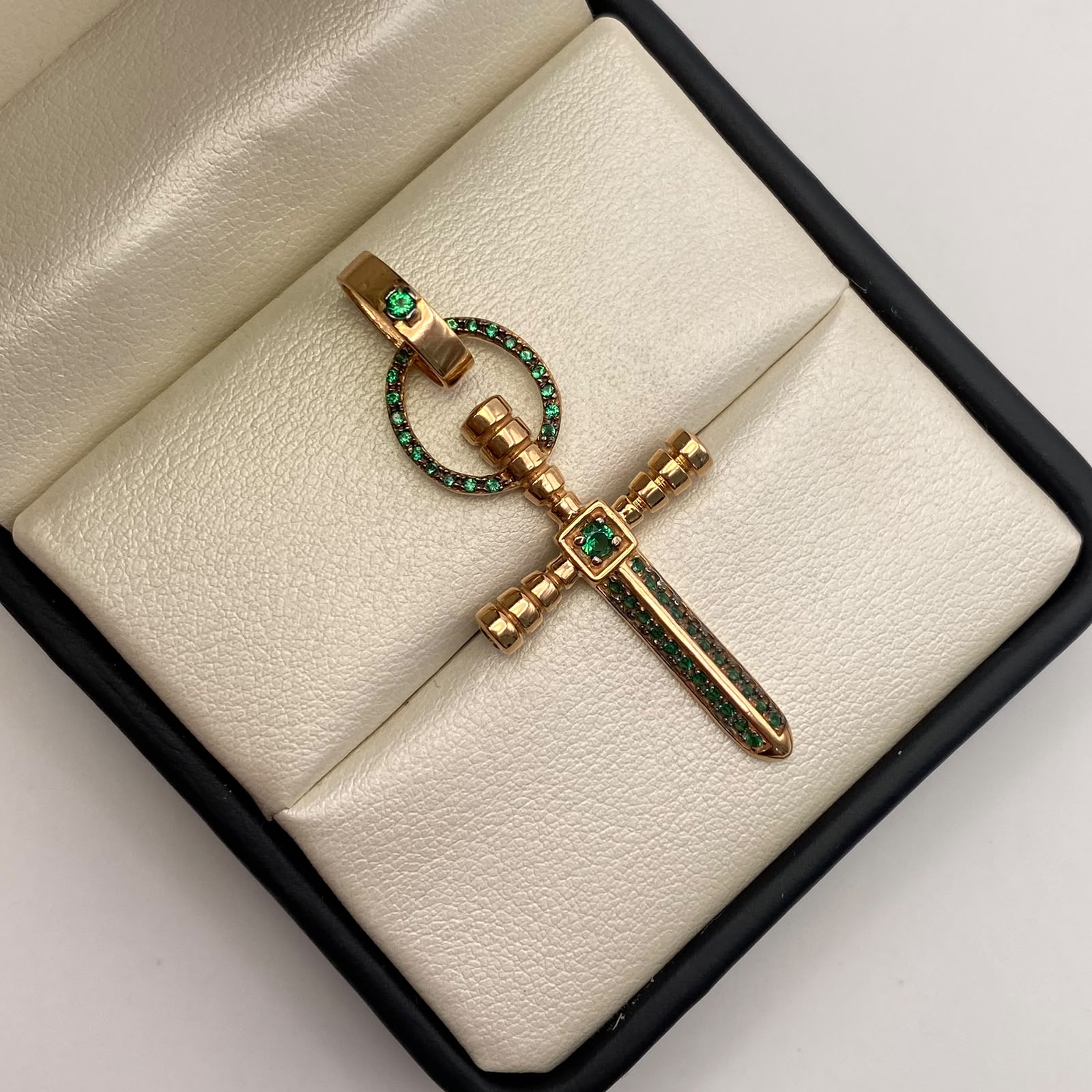 Dije cruz aro circones verdes Oro rosa 18k 6,95 Gr / 22 mm / 5 Cm