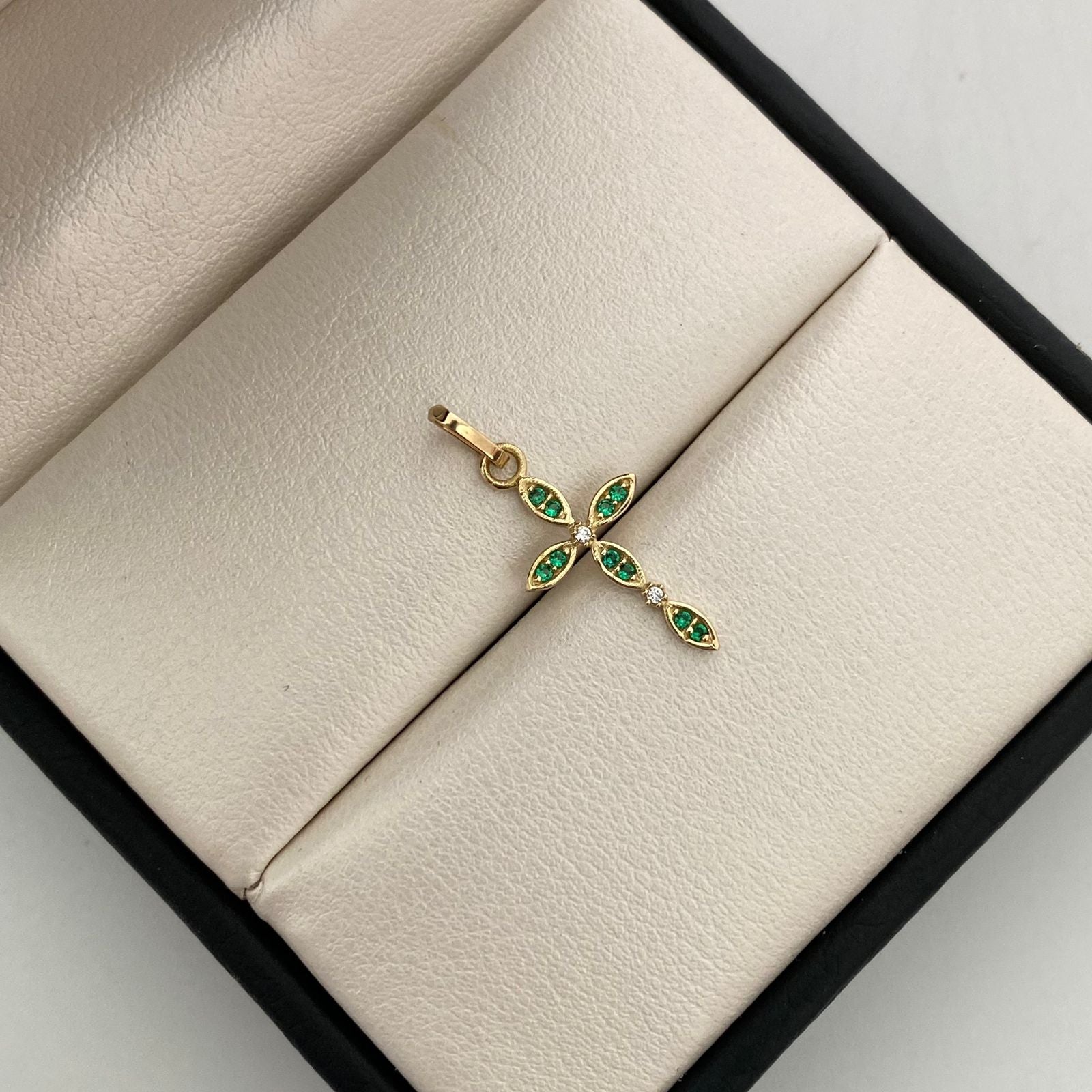 Dije Cruz Casting Verde y Blanco Oro amarillo 18k 0,7 Gr / 10,4 mm / 2,5 Cm