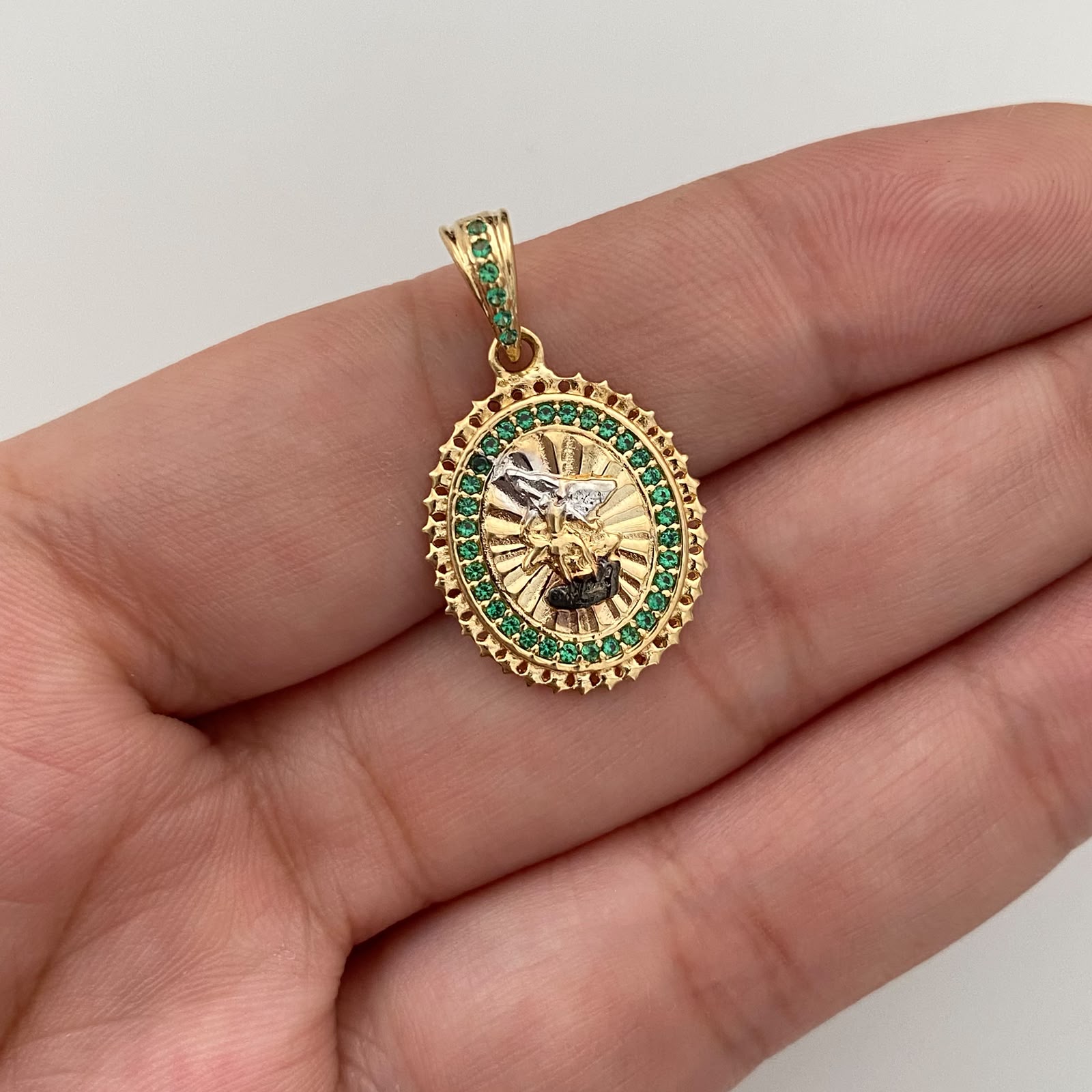 Dije Redondo Casting Verde San Miguel Arcangel Oro amarillo y Oro blanco 18k 2,8 Gr / 15,9 mm / 2,6 Cm