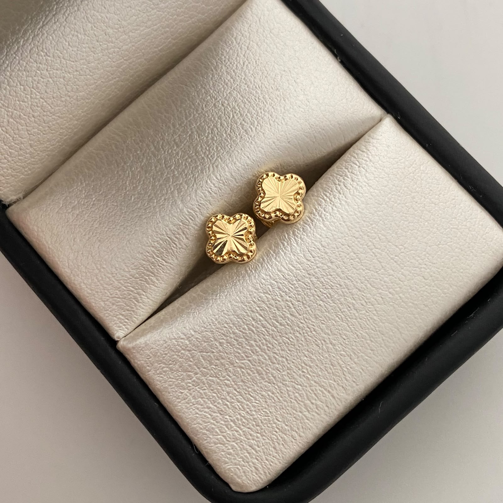 Topos Trebol Diamantado Oro amarillo 18k 0,65 Gr / 6,1 mm